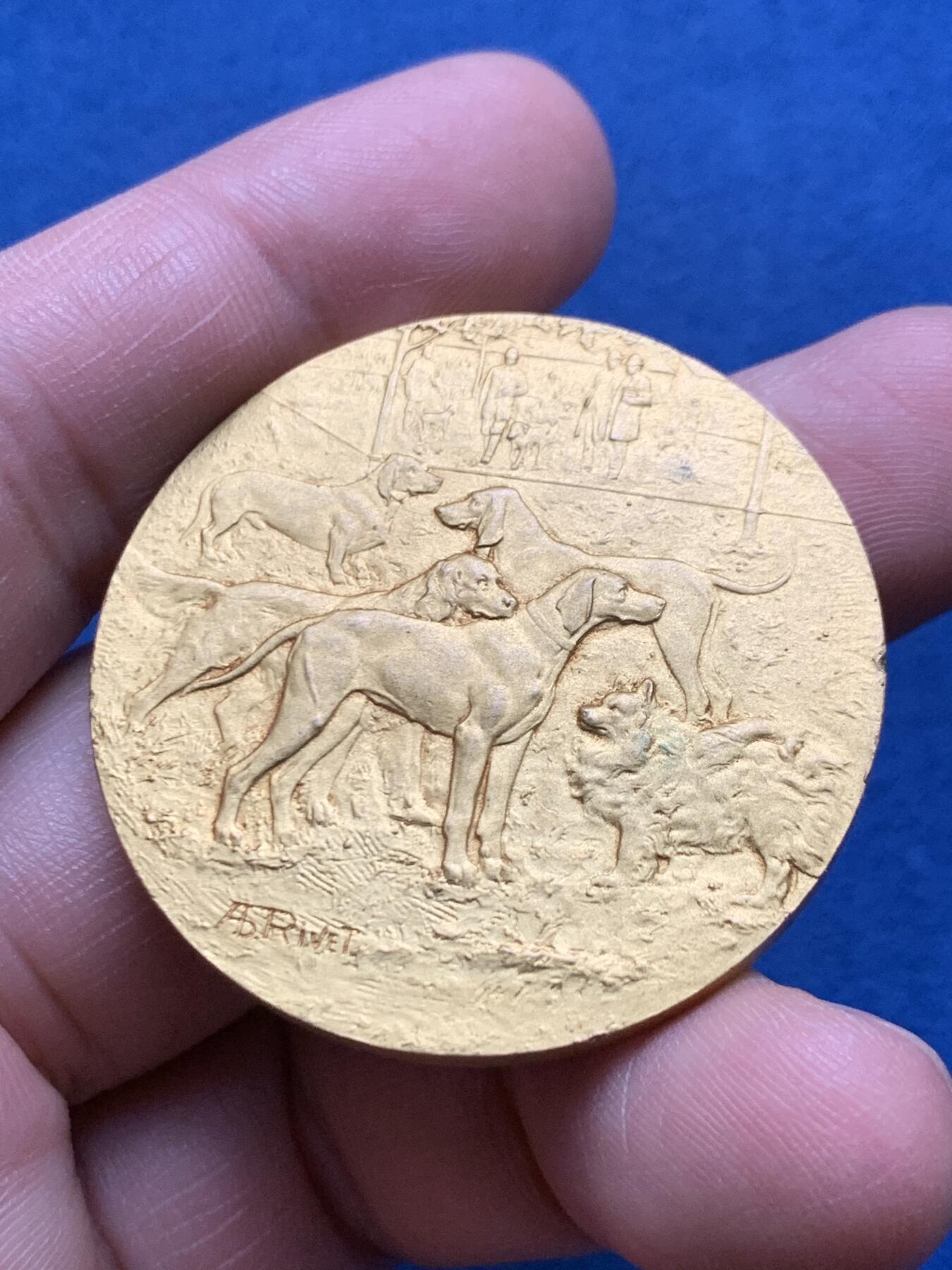 《竞宝斋》第481场 周日，周一 2场连拍 （全场包邮）20级店铺 欢迎送拍 法国西南犬类协会纪念镀金铜章 35.9克 40.6mm 带盒