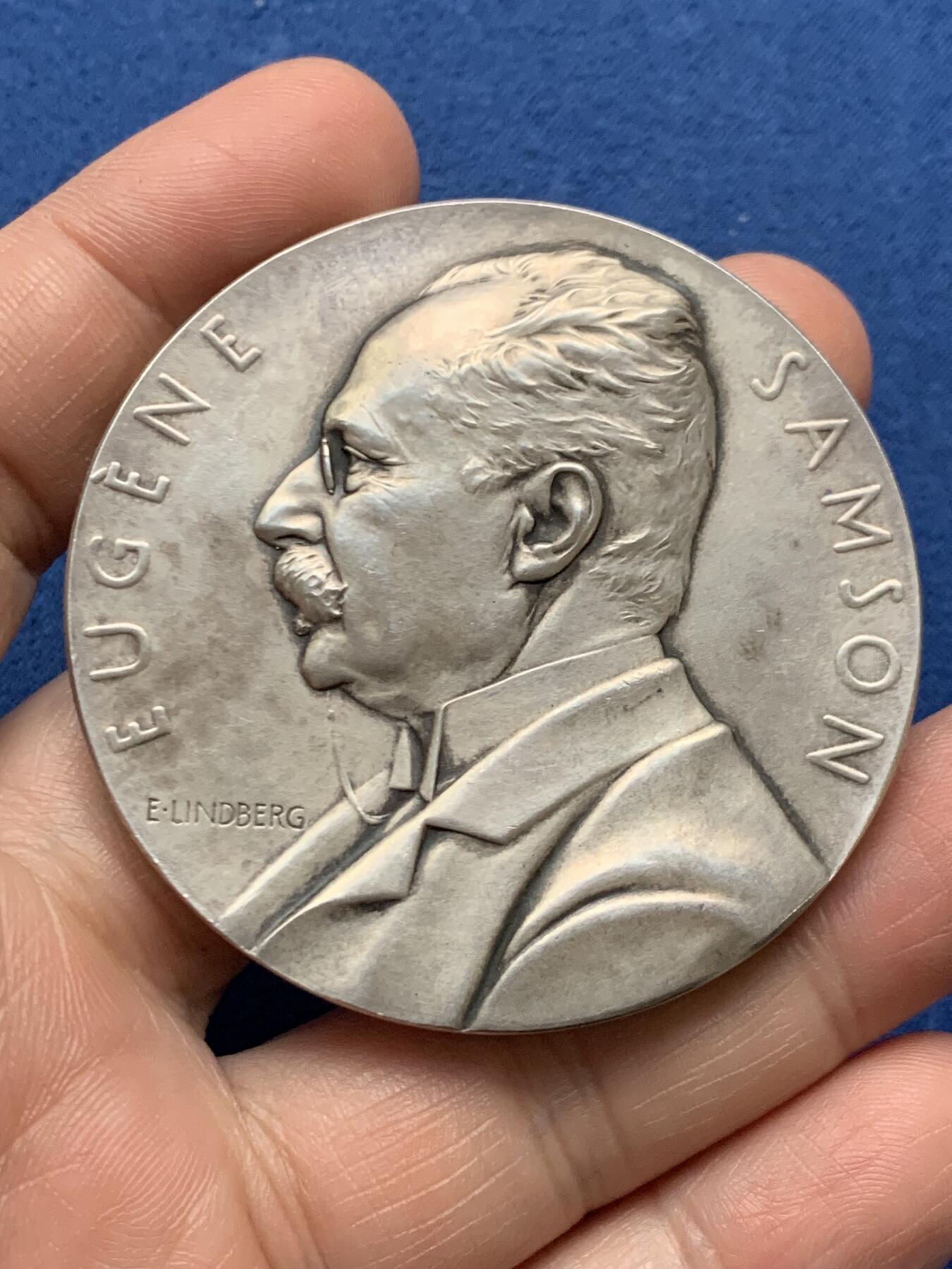 《竞宝斋》第481场 周日，周一 2场连拍 （全场包邮）20级店铺 欢迎送拍 1908年瑞典火灾保险公司董事桑姆森就职20周年大银章，经典霸气火凤凰图案，瑞典银章中名誉品。桑姆森大师林德伯格Lindberge1908年作品，直径56mm，重量100.1克，设计精美，分量够足，越来越少见的精品银章。