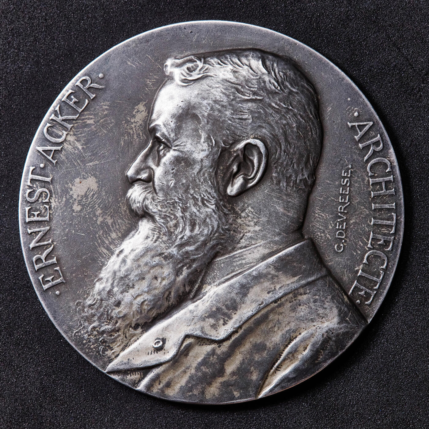 【俄甄集藏】满园春色-2026年(051)04-22星期三 晚 19:30 全场包邮 比利时1910年布鲁塞尔世博会纪念建筑师欧内斯特·阿克大银章，著名雕刻家夏尔·德夫里斯作品直径：65mm，重量：96.8克，边齿有磨损痕迹