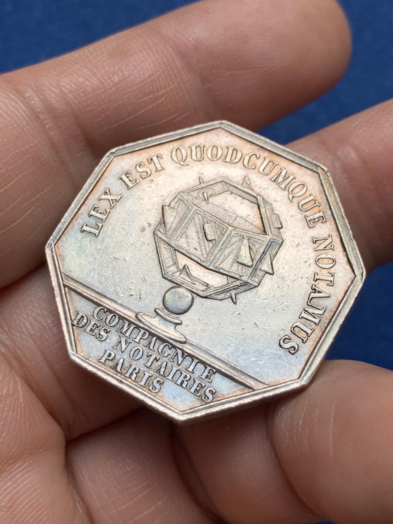 《竞宝斋》第481场 周日，周一 2场连拍 （全场包邮）20级店铺 欢迎送拍 法国菲利普一世巴黎公证处八角银质代币，油灯边铭，重约19.1克，直径32.5mm