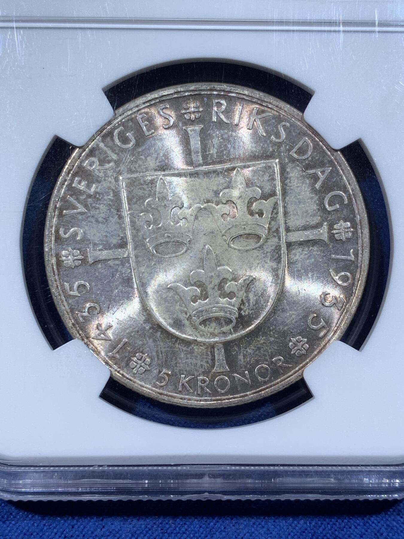 《竞宝斋》第481场 周日，周一 2场连拍 （全场包邮）20级店铺 欢迎送拍 NGC MS63 五彩转光 1935G瑞典纪念国会成立500周年5克朗银币，仅发行一年留存量极少，五彩转光底色，人物文字清晰收藏一步到位，瑞典最后的高银版银币 25g 900银