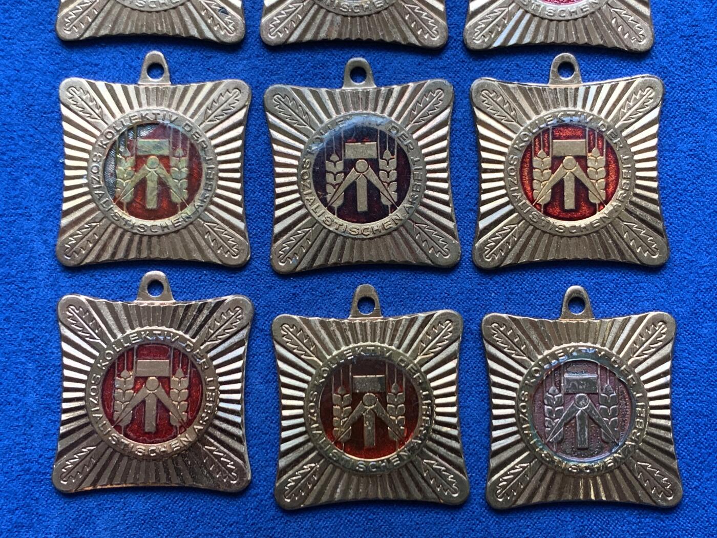 《竞宝斋》第481场 周日，周一 2场连拍 （全场包邮）20级店铺 欢迎送拍 17个一组 东德纪念章 细节见图