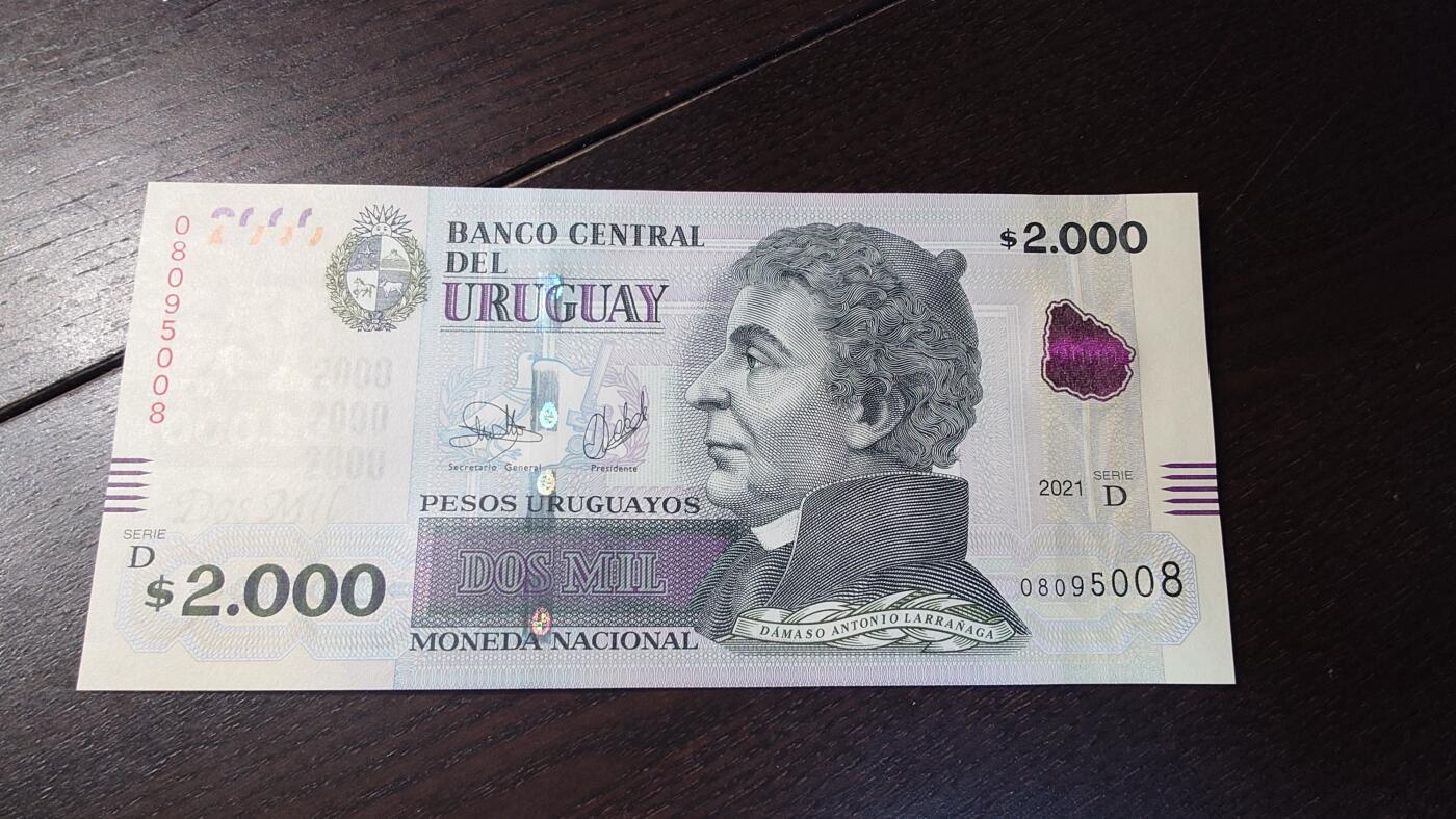 世界钱币～微拍第245期暨2026年第26期  新货卖剩品种部分上架提供选购【有看中的就一开始就出价，别为了晚付几天押金拖到最后，这里没出价的只要群里卖掉了就会撤】 2021年乌拉圭2000比索 全新绝品无47尾号5066