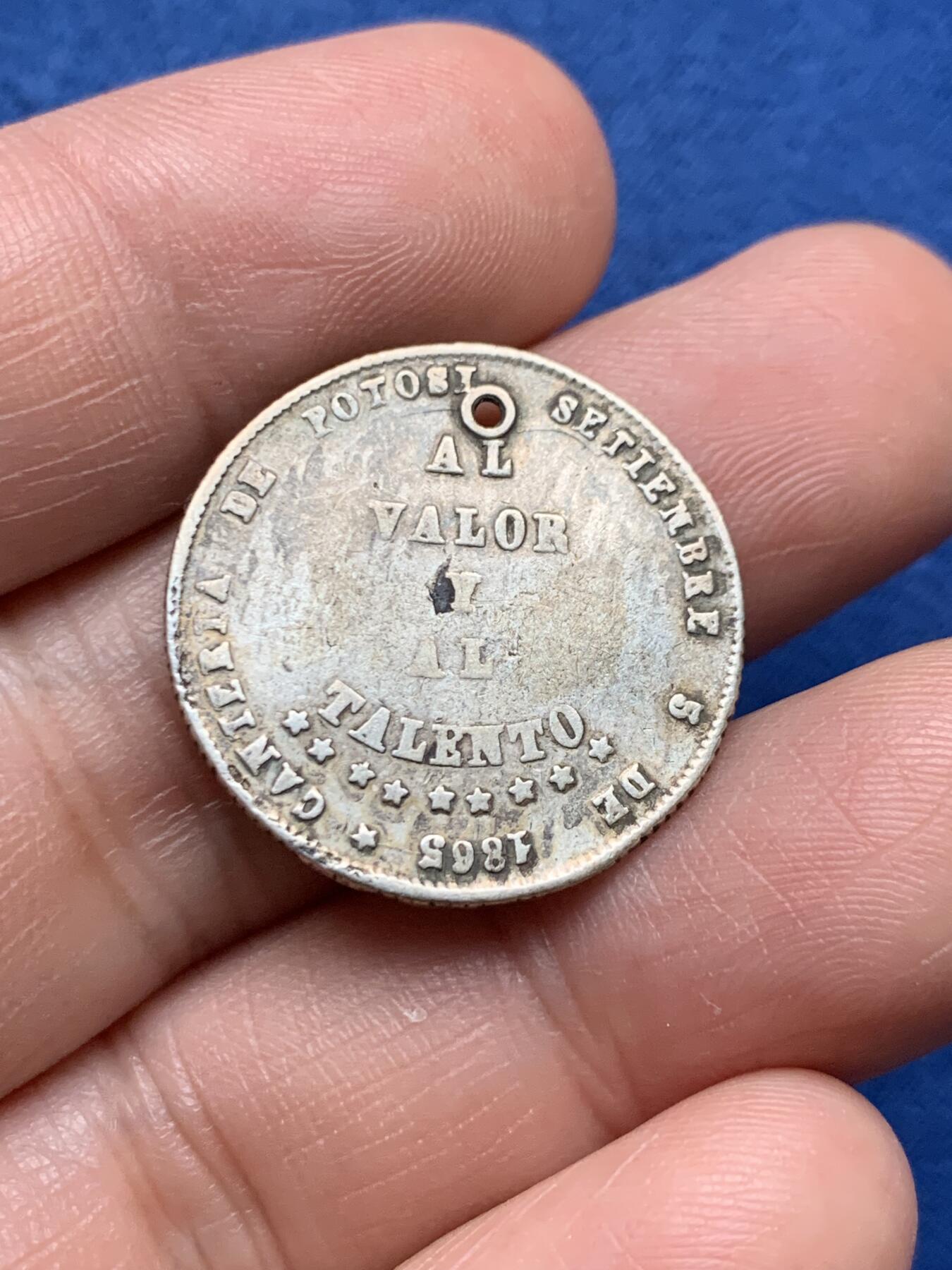 《竞宝斋》第481场 周日，周一 2场连拍 （全场包邮）20级店铺 欢迎送拍 三枚一组 玻利维亚银币，186X年玻利瓦尔1索尔银币，1868年玻利维亚 “1/8 梅尔加雷霍” 玻利维亚宪法纪念币 ，1865年玻利维亚1/4 梅尔加雷霍银币，此类存世品很多都被打孔佩戴过，3枚分别重约：2.65克、2.42克、4.85克。少见品种。