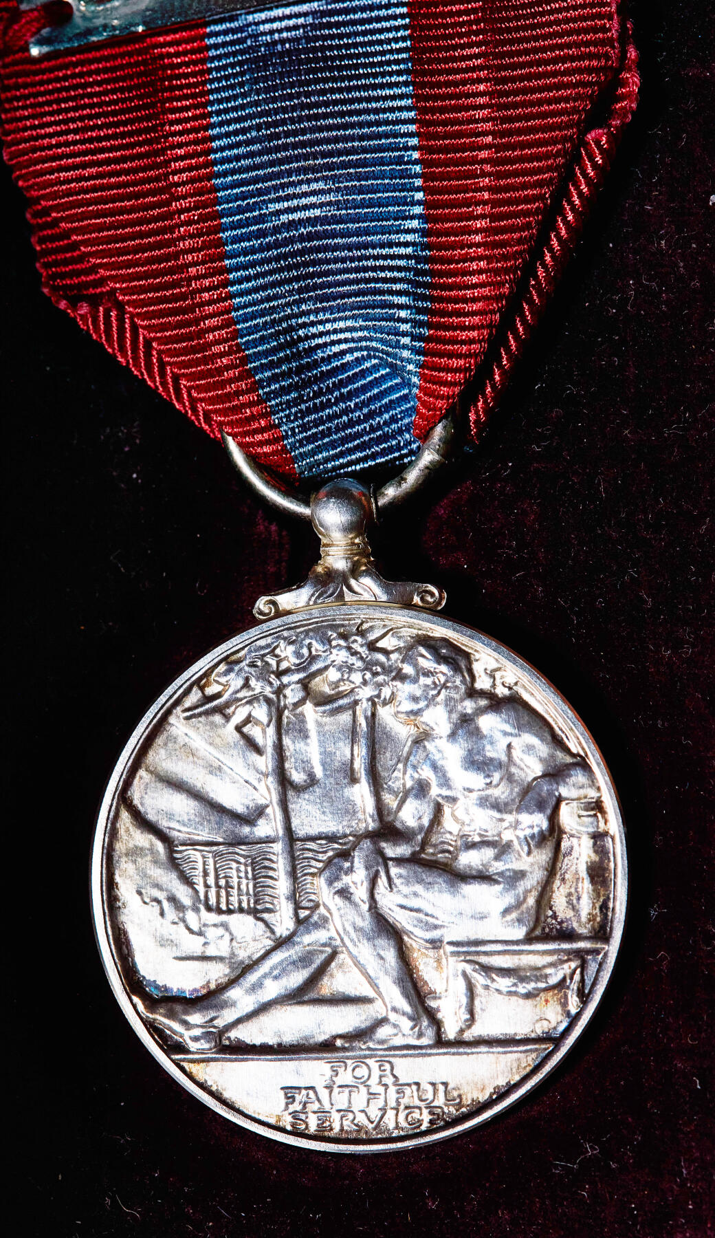 【俄甄集藏】满园春色-2026年(051)04-22星期三 晚 19:30 全场包邮 英国帝国忠诚服务奖章，925银质，原盒，授予威廉姆斯·约翰·桑德斯，直径：33mm，含绶带重量：31.1克，授予为国家服务25年以上的退休公务员