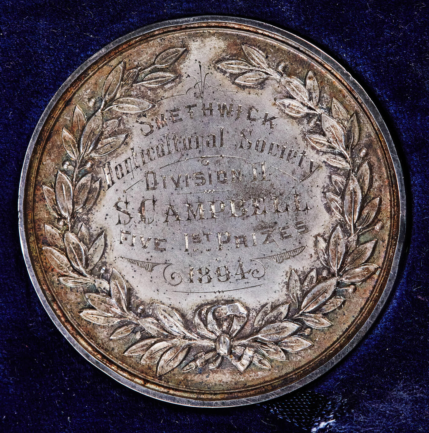 【俄甄集藏】满园春色-2026年(051)04-22星期三 晚 19:30 全场包邮 英国1894年纪念斯梅西克园艺协会大银章，原盒，高浮雕，黄油环彩老包浆，类精制底板，授予S·坎贝尔，直径：44mm，重量：32.6克·