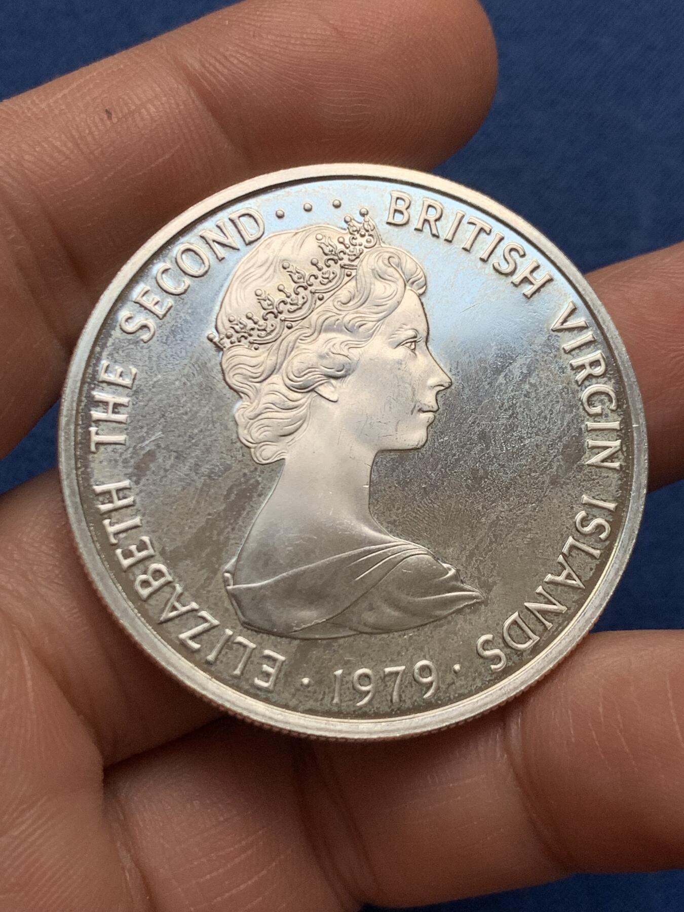 《竞宝斋》第481场 周日，周一 2场连拍 （全场包邮）20级店铺 欢迎送拍 英属维尔京群岛1979年5元苍鹭银币，925银，40.8克，苍鹭图案精美，镜面精制，品相不错，英属维尔京群岛鸟类主题大规格银币，收藏潜力大，细节见图