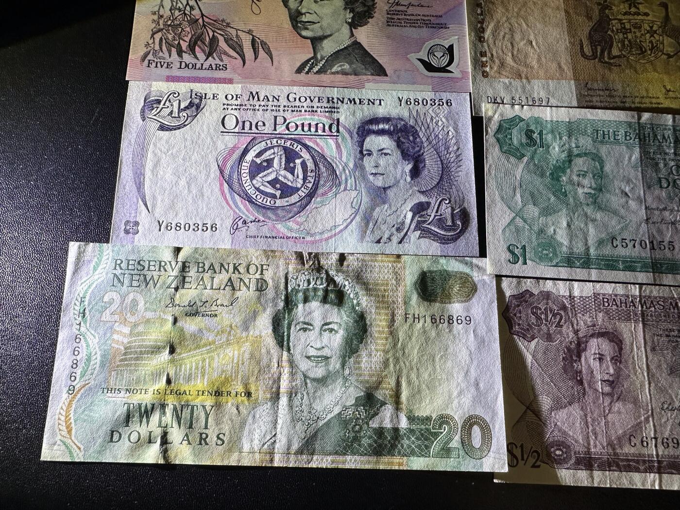 《外钞收藏家》第六百二十八期（精品百拍场）（长期征集拍品、欢迎藏友们联系合作） 女王纸币和塑料钞9张一起 有新有旧 如图