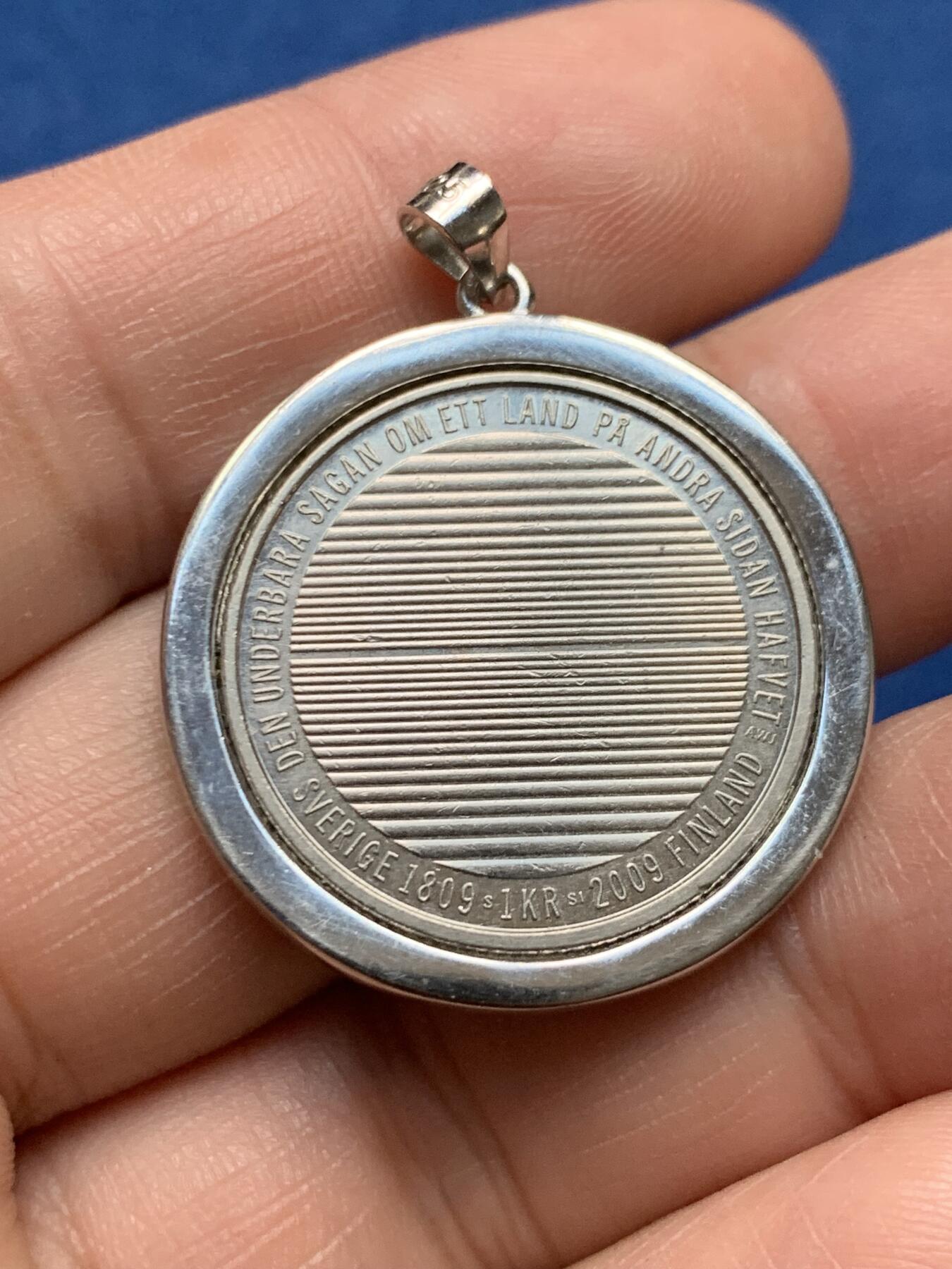 《竞宝斋》第481场 周日，周一 2场连拍 （全场包邮）20级店铺 欢迎送拍 意大利500里拉银币自制吊坠，背面非银材质，像是两枚币切开后组合，环托为925银材质，总重8.88克，30mm