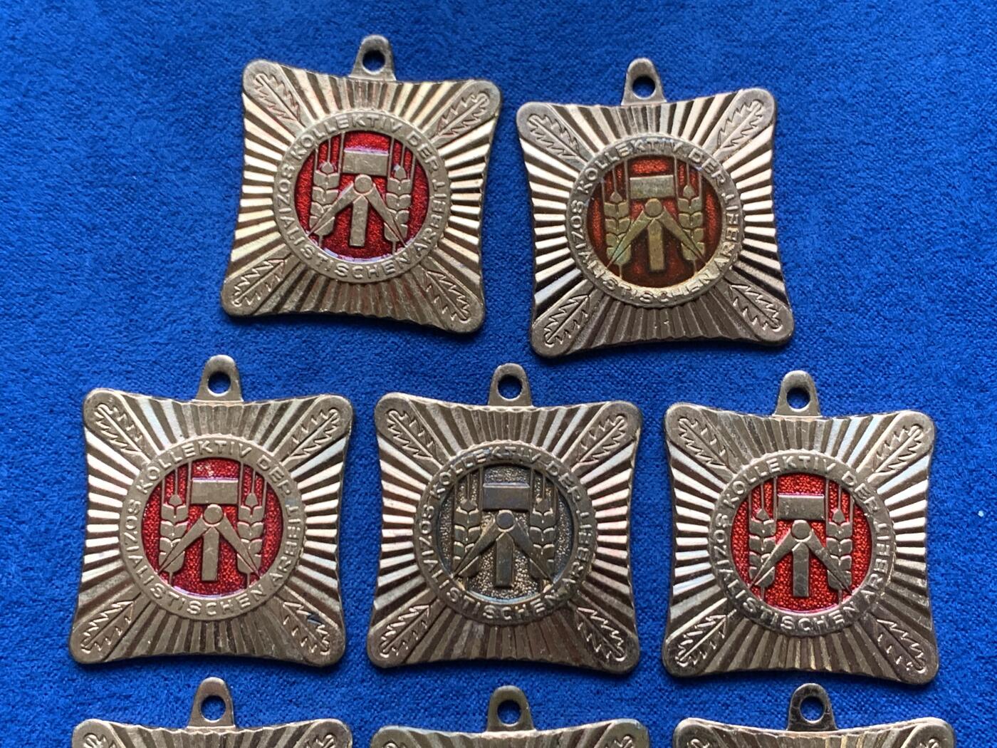 《竞宝斋》第481场 周日，周一 2场连拍 （全场包邮）20级店铺 欢迎送拍 17个一组 东德纪念章 细节见图