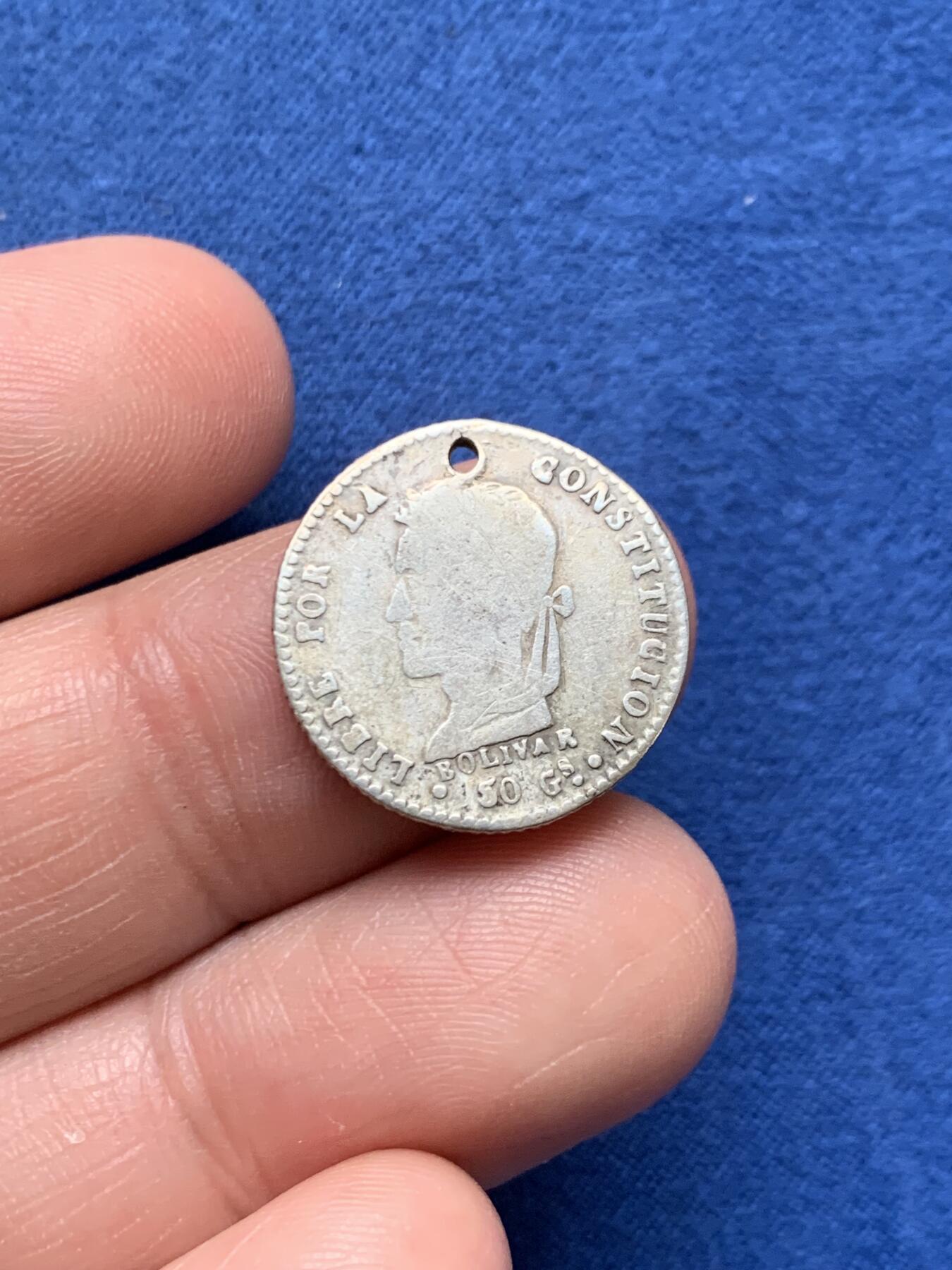 《竞宝斋》第481场 周日，周一 2场连拍 （全场包邮）20级店铺 欢迎送拍 三枚一组 玻利维亚银币，186X年玻利瓦尔1索尔银币，1868年玻利维亚 “1/8 梅尔加雷霍” 玻利维亚宪法纪念币 ，1865年玻利维亚1/4 梅尔加雷霍银币，此类存世品很多都被打孔佩戴过，3枚分别重约：2.65克、2.42克、4.85克。少见品种。