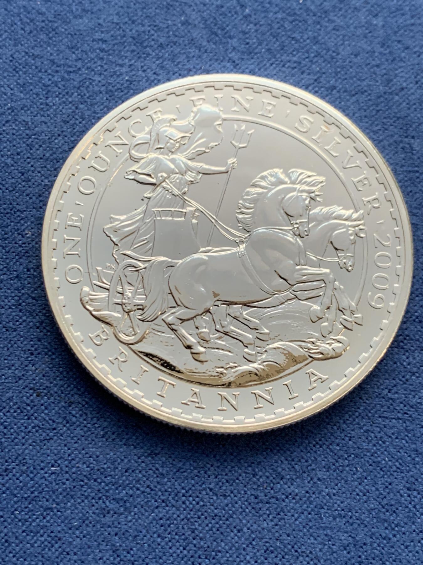 《竞宝斋》第481场 周日，周一 2场连拍 （全场包邮）20级店铺 欢迎送拍 英国2009年不列颠尼亚女神1盎司投资银币，999银，经典马车女神图案，光度一流，世界投资银币标杆品种，收藏投资两相宜。