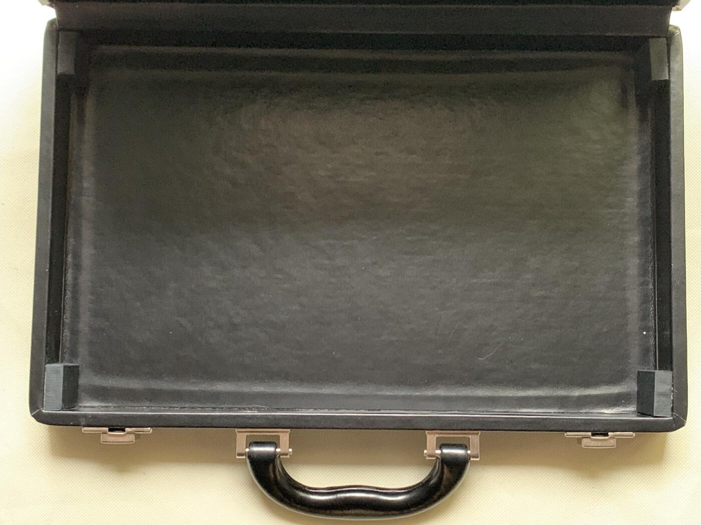 《竞宝斋》第481场 周日，周一 2场连拍 （全场包邮）20级店铺 欢迎送拍 意大利顶级钱币收纳品牌Abafil外交官系列—黑色空盒，可收纳4个标准托盘（340*225mm），皮质较软。尺寸约388*270（带提手总高）*72mm，细节见图。