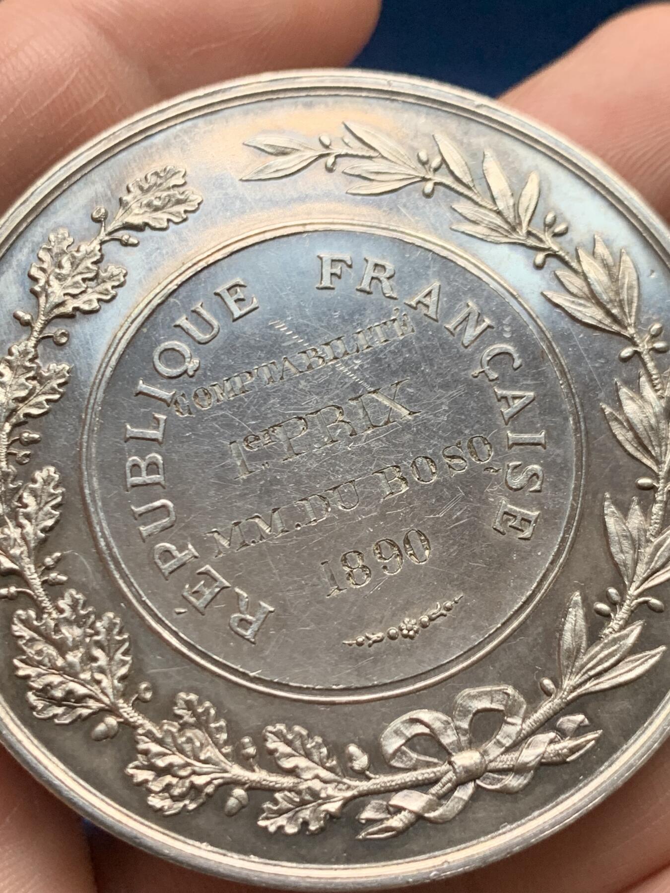 《竞宝斋》第481场 周日，周一 2场连拍 （全场包邮）20级店铺 欢迎送拍 1890年法国高等学院大银章 66.45克 直径50.5MM