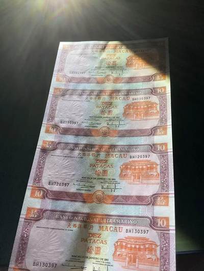 【礼羽收藏】🌏世界钱币拍卖第133期 - 中国澳门大西洋银行10$稀少01年胆票双错版纪念钞4联体，无4靓号视觉凹凸感极强，荧光美。UNC