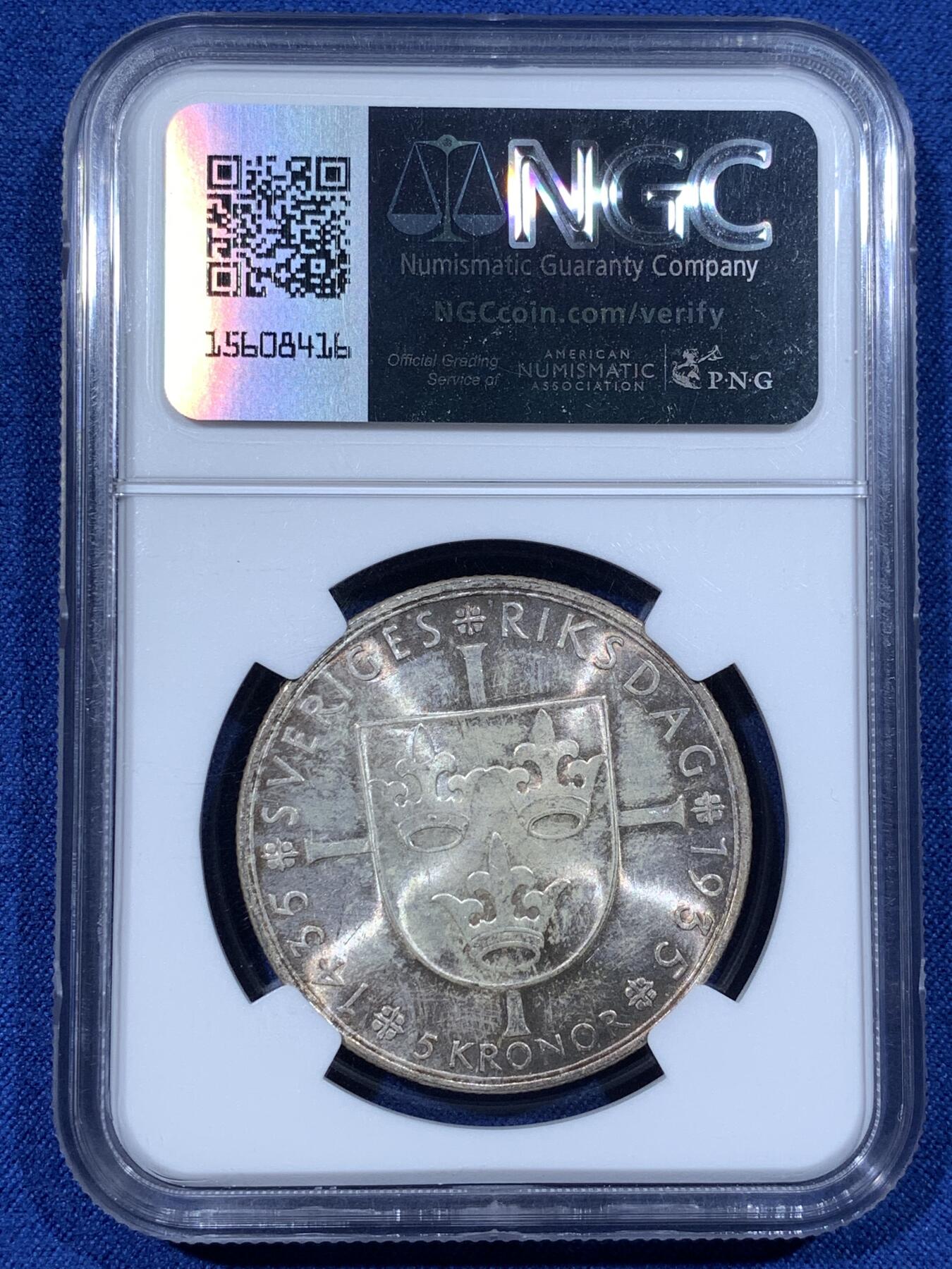 《竞宝斋》第481场 周日，周一 2场连拍 （全场包邮）20级店铺 欢迎送拍 NGC MS63 五彩转光 1935G瑞典纪念国会成立500周年5克朗银币，仅发行一年留存量极少，五彩转光底色，人物文字清晰收藏一步到位，瑞典最后的高银版银币 25g 900银