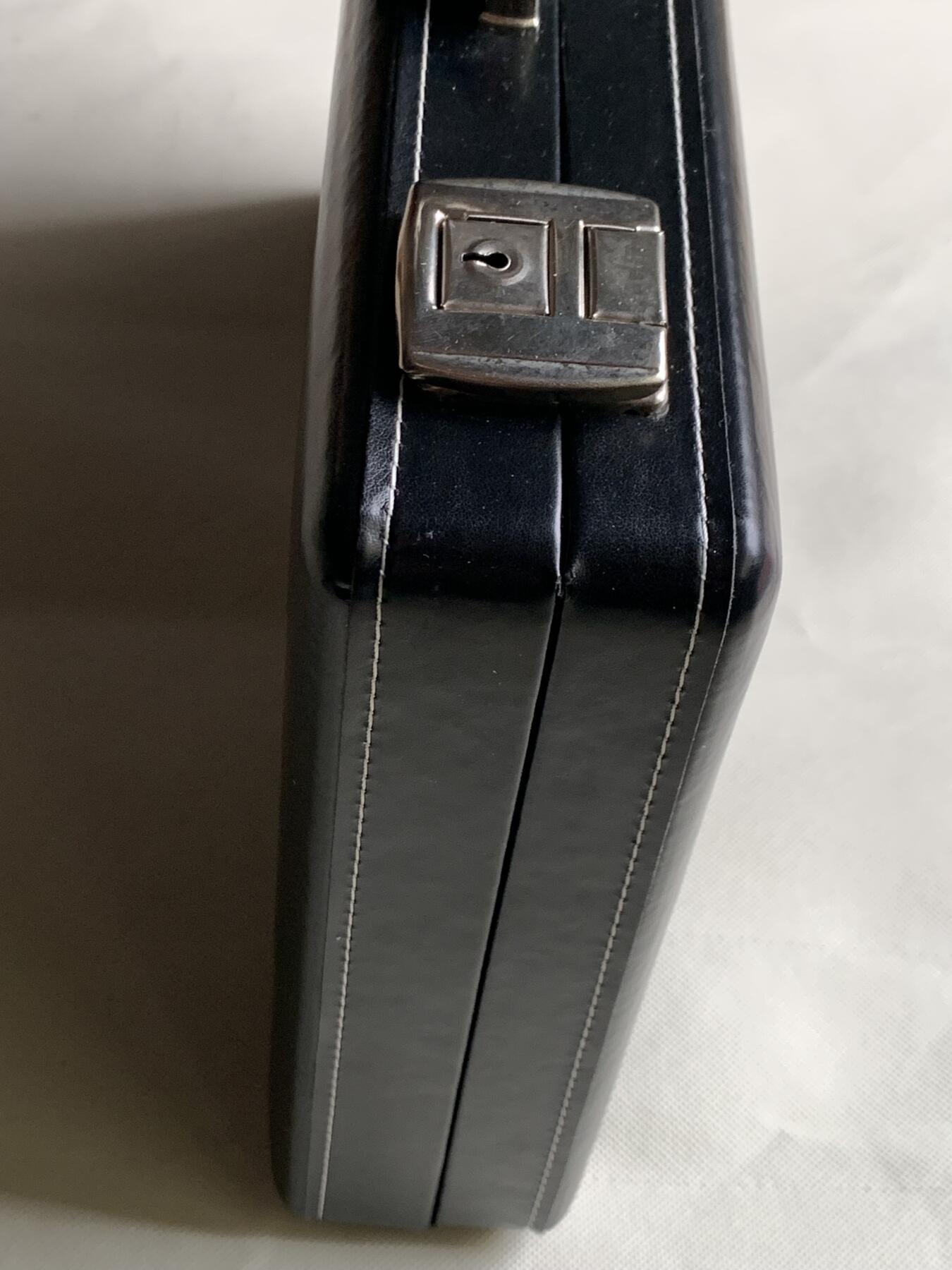 《竞宝斋》第481场 周日，周一 2场连拍 （全场包邮）20级店铺 欢迎送拍 意大利顶级钱币收纳品牌Abafil外交官系列—黑色空盒，可收纳4个标准托盘（340*225mm），皮质较软。尺寸约388*270（带提手总高）*72mm，细节见图。