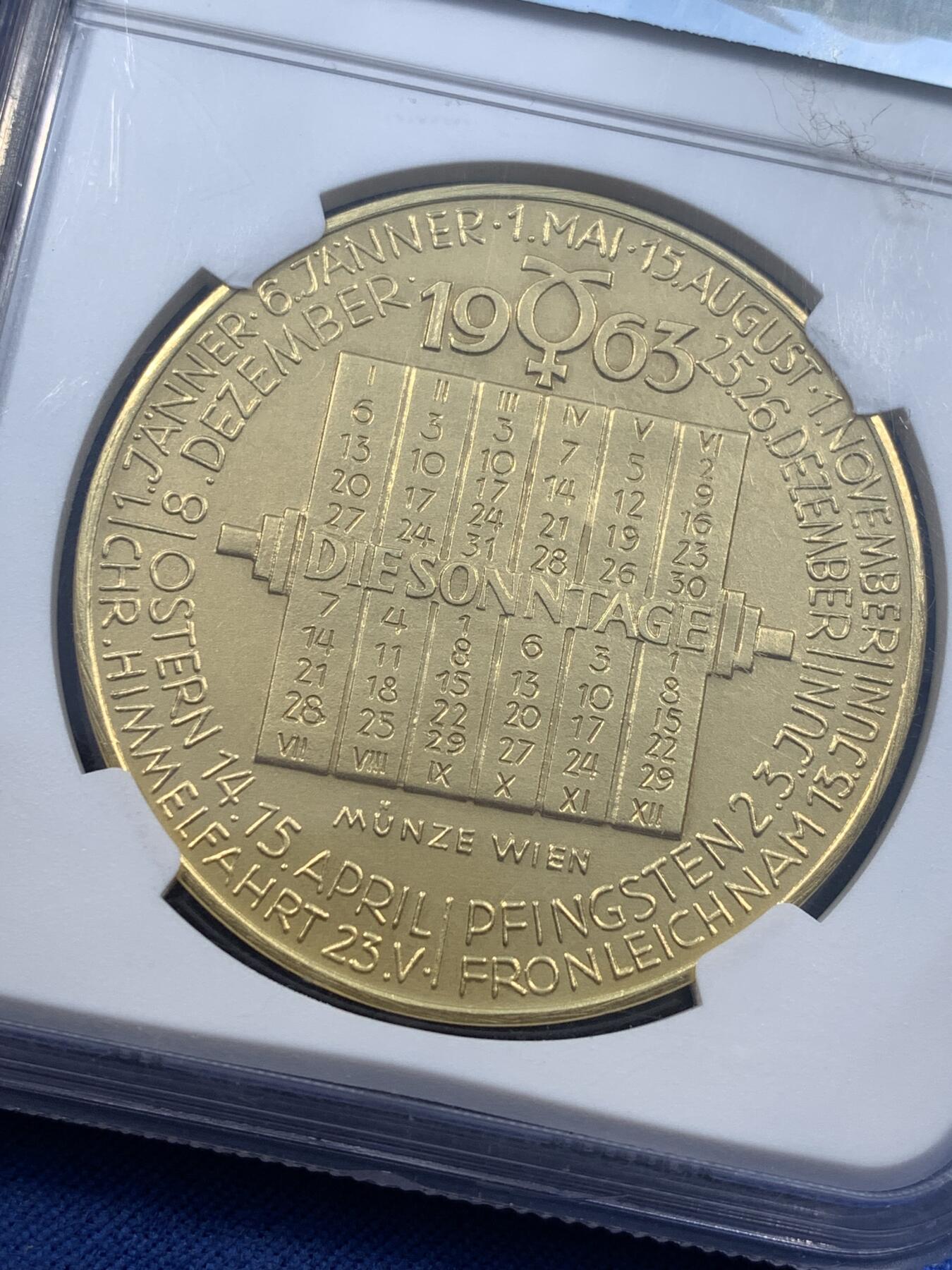 《竞宝斋》第481场 周日，周一 2场连拍 （全场包邮）20级店铺 欢迎送拍 NGC MS68 奥地利 日历金章 麦稀奇首见品种 罕见大金章 章面商业之神墨丘利与齿轮电车等工业元素完美融合 设计大气 雕刻极深 历经半个多世纪 依然保持着如新铸般的极美光泽与极致细节 不可多得的顶级藏品 30.61克 大规格 能查到的同款最近成交记录 4080美元成交 边铭图片太难拍了 具体见最后一张图 自行判定后出价