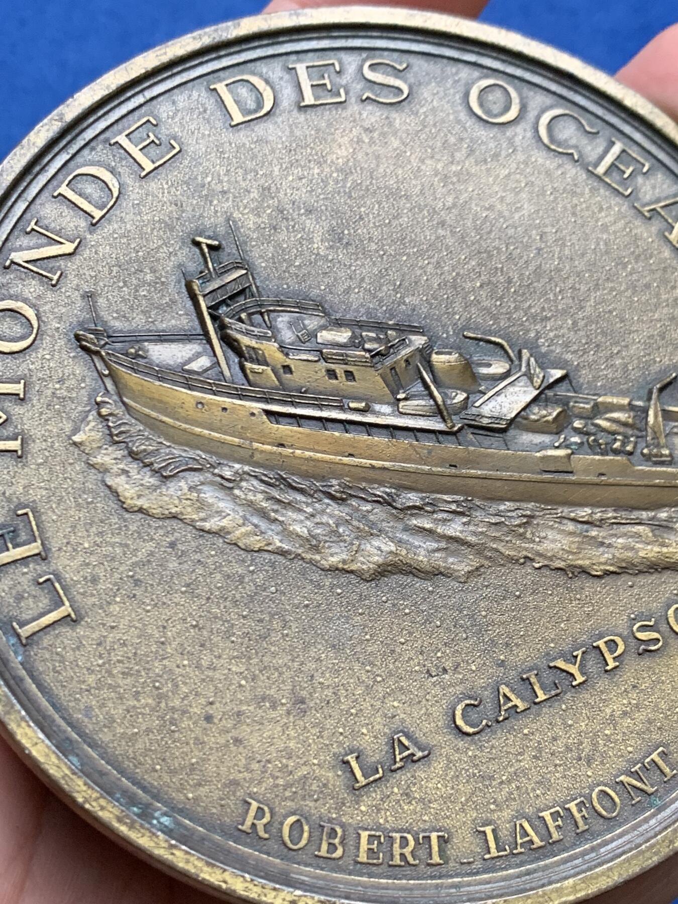 《竞宝斋》第481场 周日，周一 2场连拍 （全场包邮）20级店铺 欢迎送拍 雅克-伊夫·库斯托指挥官《海洋世界，卡利普索号》铜章 210.6克 88.8mm