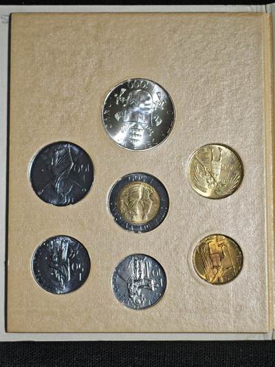 刘世昌艺术品销售中心～虎踞龙蟠*金杨在线联拍群第521期 梵蒂冈1986年硬币册（含7枚套币 ：10-1000里拉 ，硬币1000里拉是银币），品相如图。