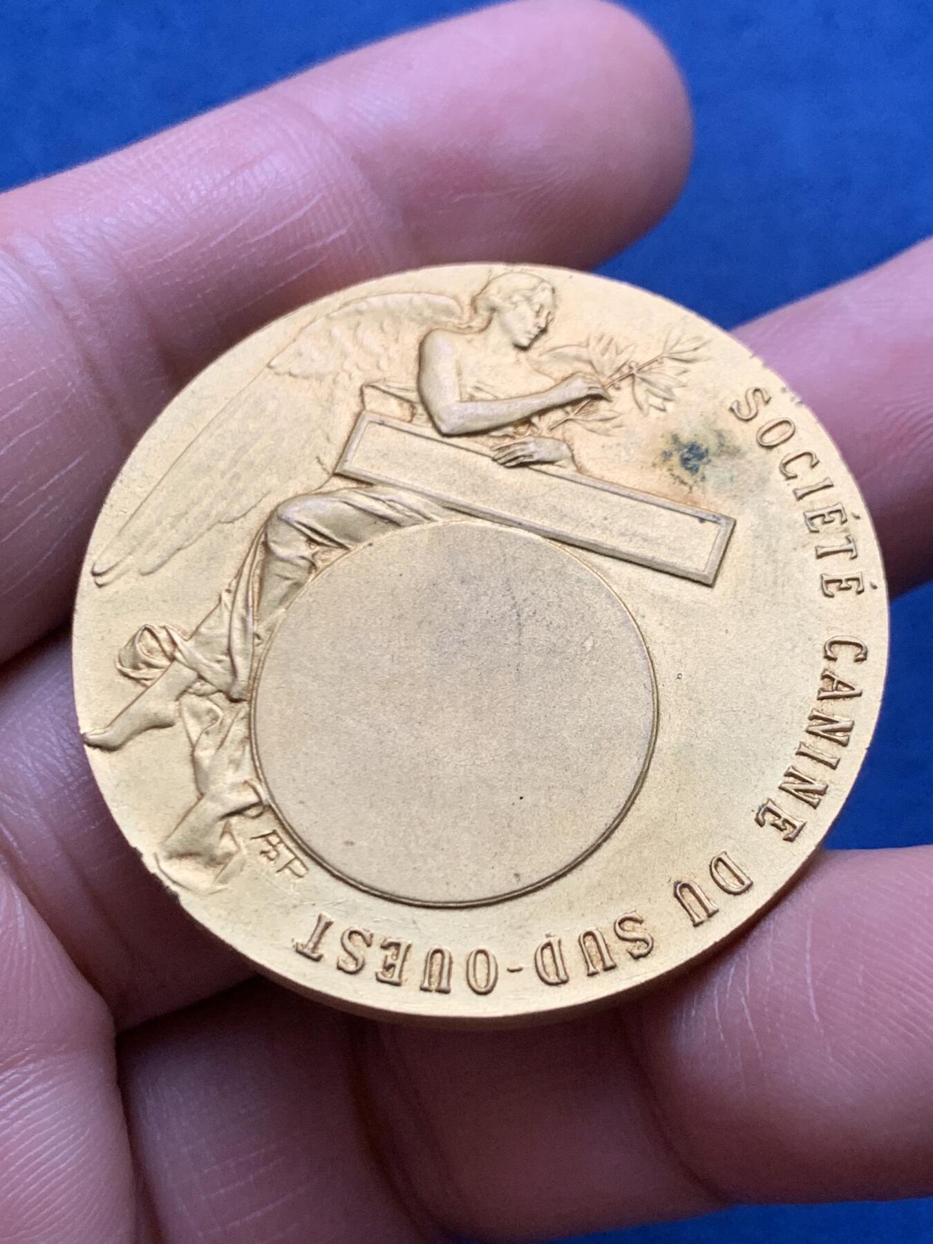 《竞宝斋》第481场 周日，周一 2场连拍 （全场包邮）20级店铺 欢迎送拍 法国西南犬类协会纪念镀金铜章 35.9克 40.6mm 带盒