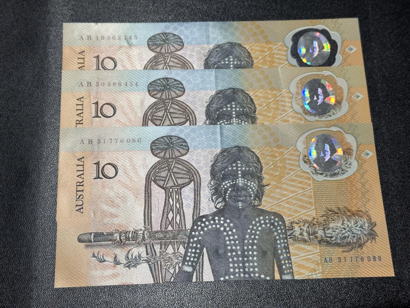 《外钞收藏家》第六百二十八期（精品百拍场）（长期征集拍品、欢迎藏友们联系合作） 澳大利亚10元 塑料钞纪念钞 3张一起 AU品相