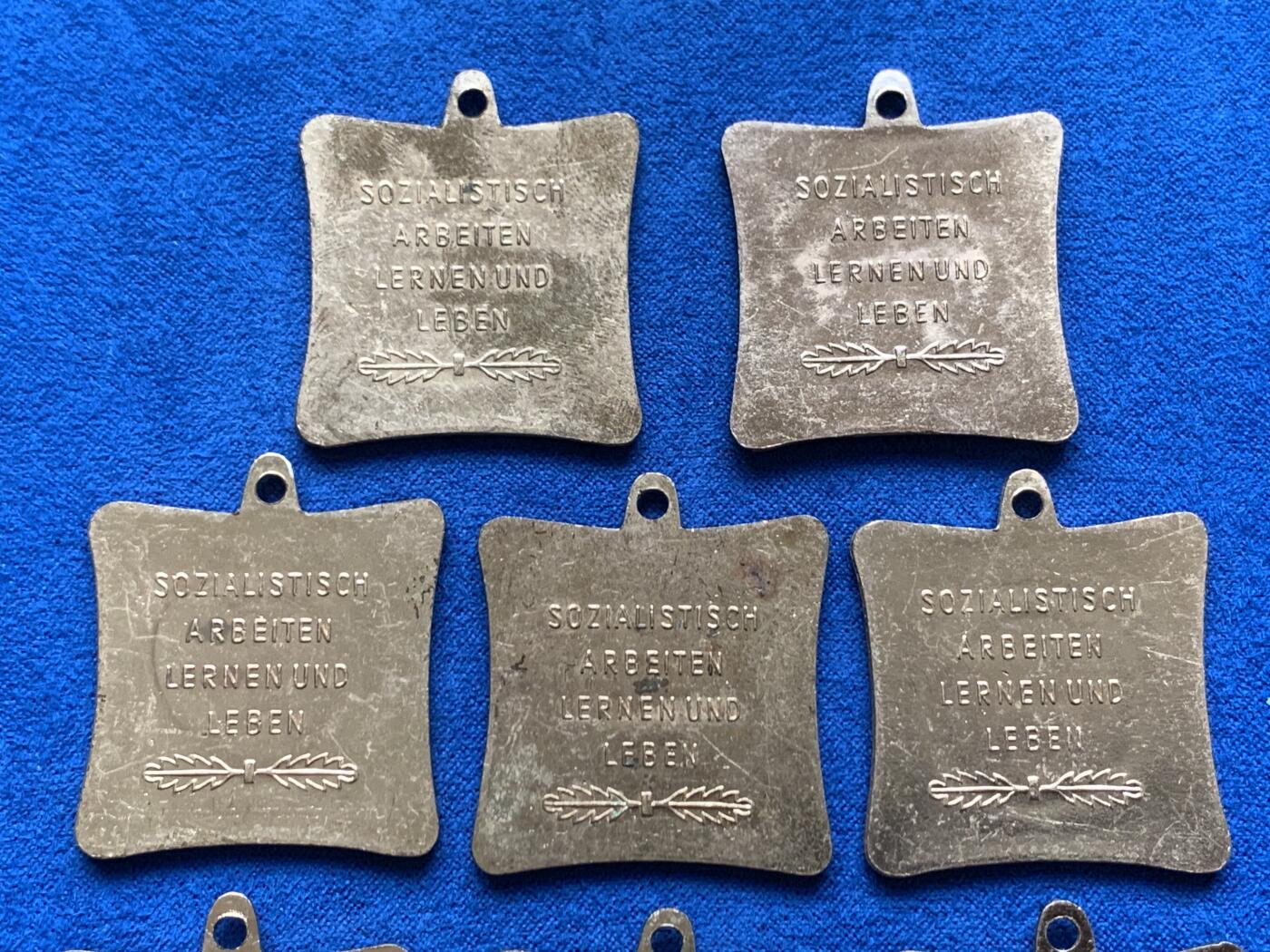 《竞宝斋》第481场 周日，周一 2场连拍 （全场包邮）20级店铺 欢迎送拍 17个一组 东德纪念章 细节见图