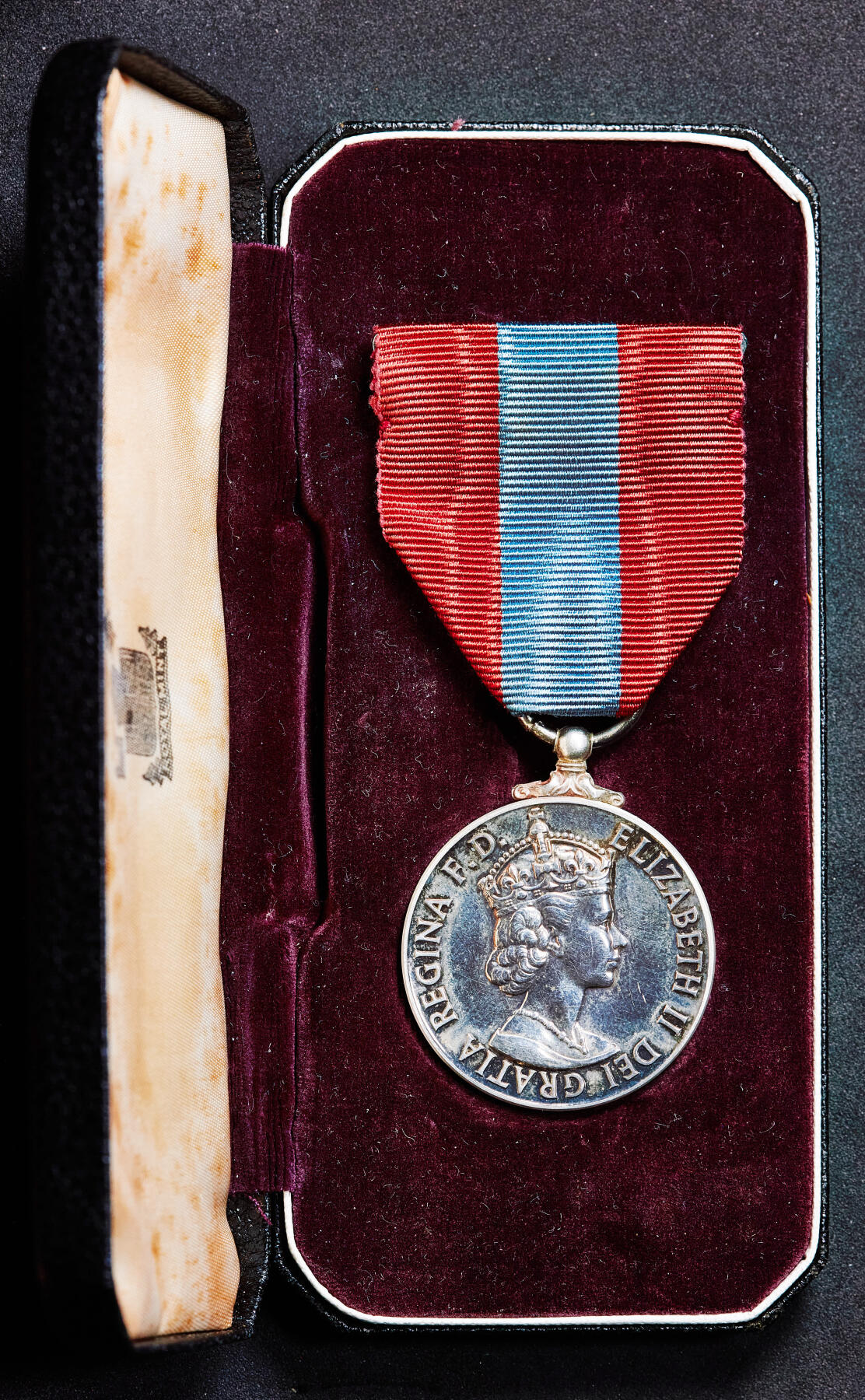 【俄甄集藏】满园春色-2026年(051)04-22星期三 晚 19:30 全场包邮 英国帝国忠诚服务奖章，925银质，原盒，授予威廉姆斯·约翰·桑德斯，直径：33mm，含绶带重量：31.1克，授予为国家服务25年以上的退休公务员