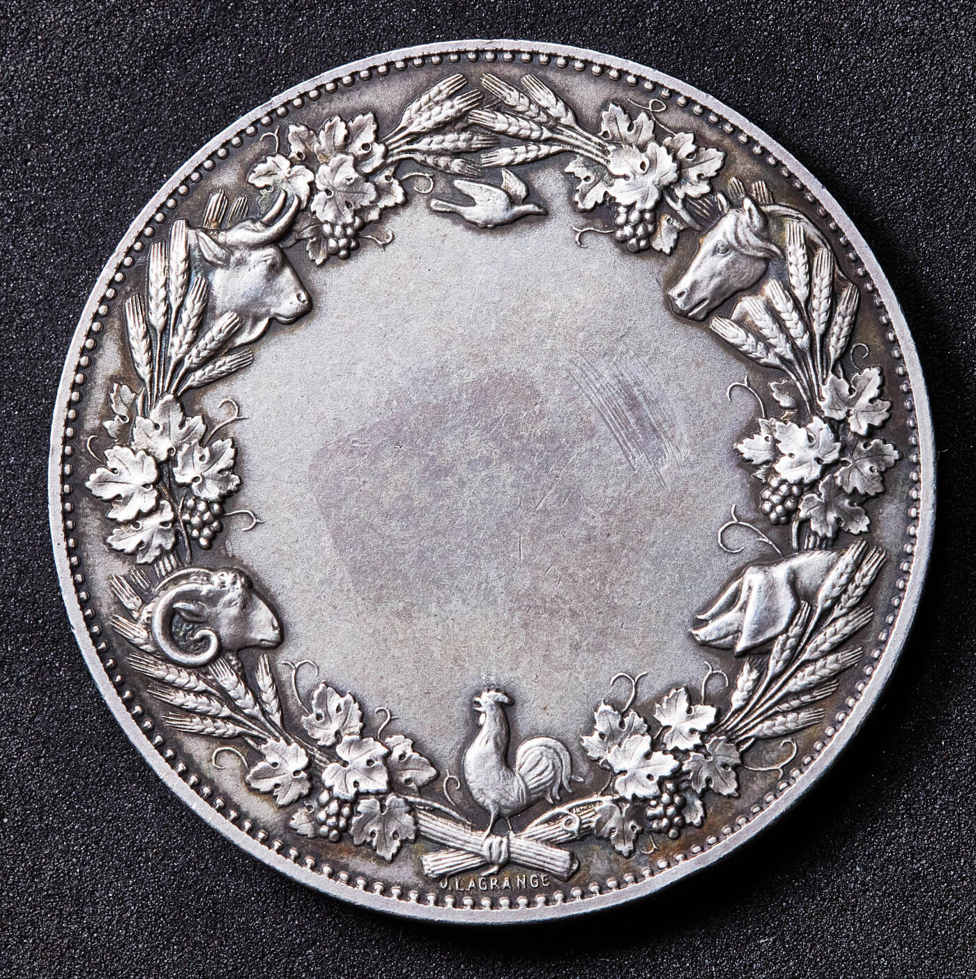 【俄甄集藏】满园春色-2026年(051)04-22星期三 晚 19:30 全场包邮 法国20世纪初田园牧歌农业大银章，高浮雕，设计精美，章牌大师阿尔菲·杜波依斯作品直径：45mm，重量：48.7克，800银，背面有划伤