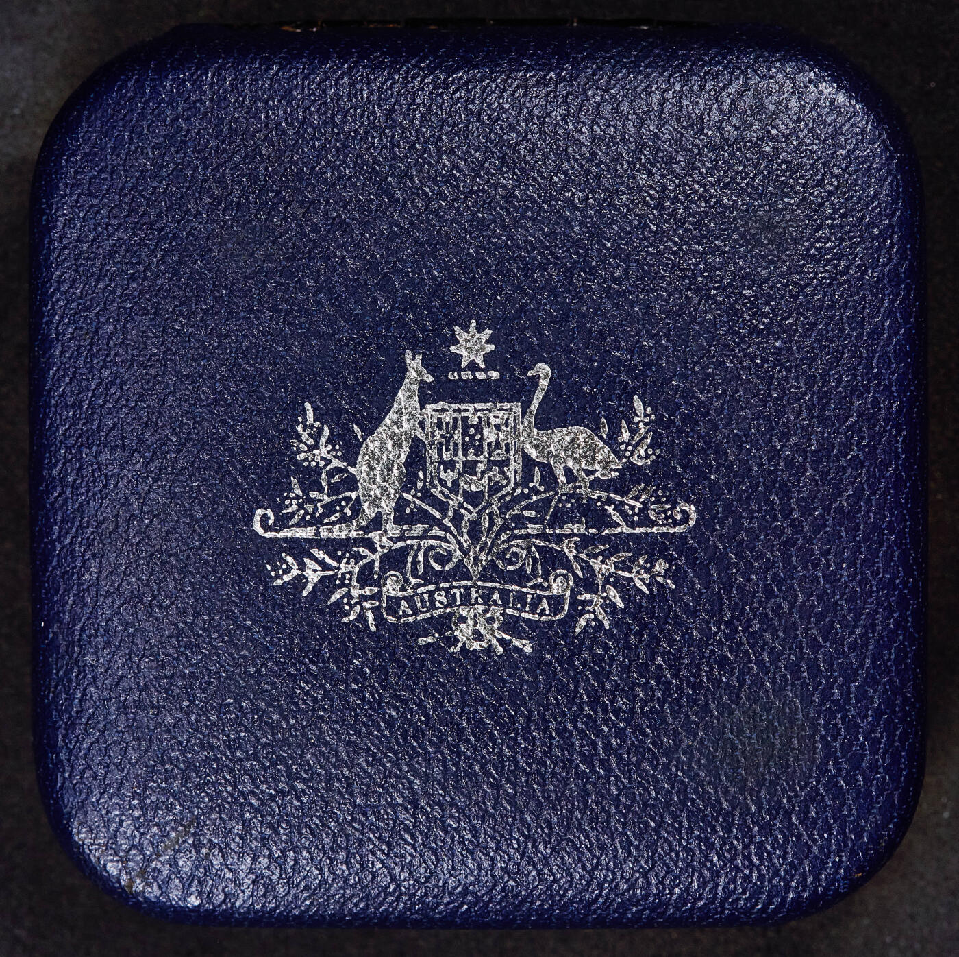 【俄甄集藏】满园春色-2026年(051)04-22星期三 晚 19:30 全场包邮 澳大利亚1987年行政区系列-新南威尔士州10元精制银币，原盒，重20克，925银，发行量50500枚