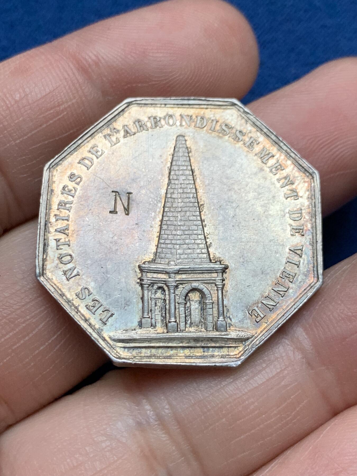 《竞宝斋》第481场 周日，周一 2场连拍 （全场包邮）20级店铺 欢迎送拍 法国维纳公证人八角银质代币 16克 32.4mm 丰饶角银标