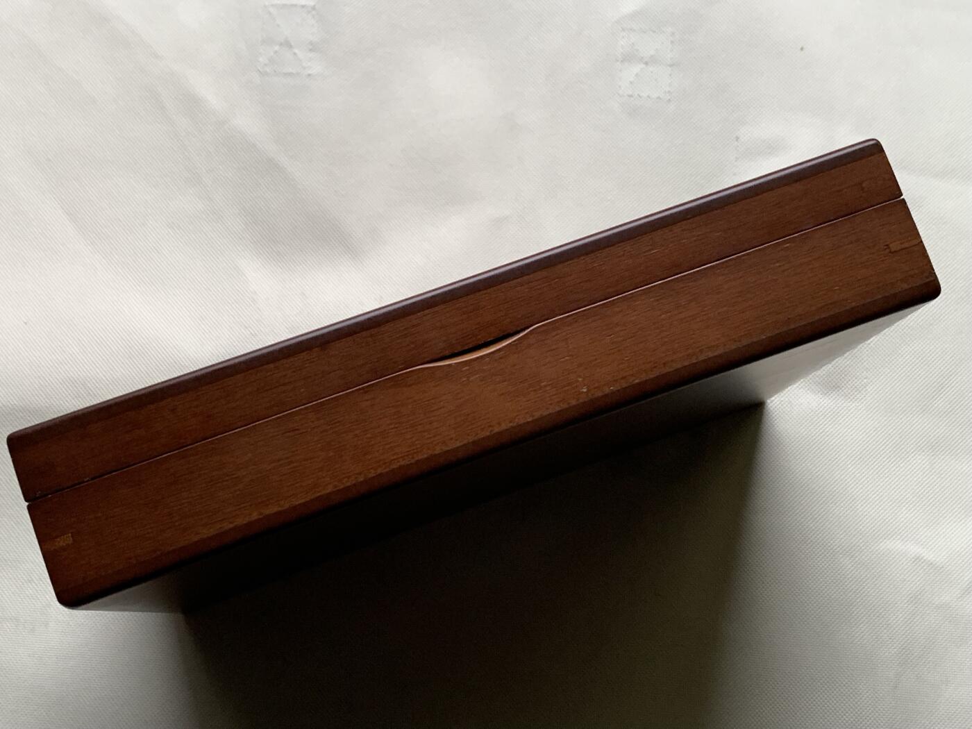 《竞宝斋》第481场 周日，周一 2场连拍 （全场包邮）20级店铺 欢迎送拍 老钱庄木质钱币收纳盒，内含两个托盘，内径约52mm，恰好可放水晶圆盒，总计可放24枚。外尺寸长约288mm，宽约240mm，厚约58mm。细节见图