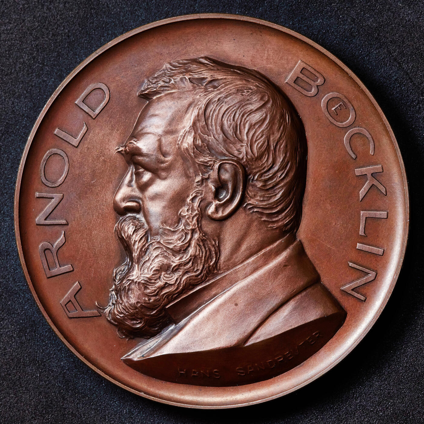 【俄甄集藏】满园春色-2026年(051)04-22星期三 晚 19:30 全场包邮 瑞士1897年纪念画家阿诺德·伯克林70寿辰大铜章，高浮雕，巧克力包浆，艺术家汉斯·桑德洛伊特作品，直径：70mm，重量：182.6克