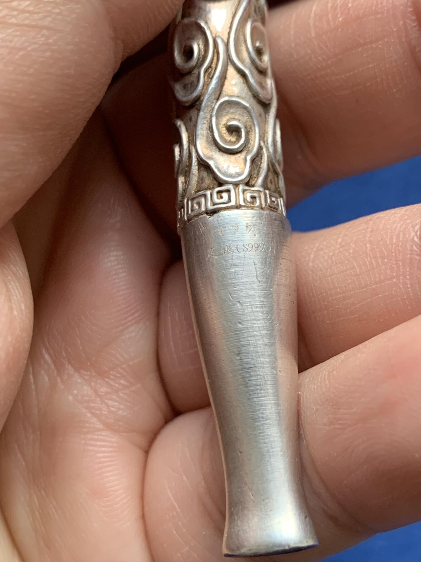 《竞宝斋》第481场 周日，周一 2场连拍 （全场包邮）20级店铺 欢迎送拍 纯银百岁坊如意纹烟嘴，长约：79.6mm，重约：24.2克；云南百岁坊制作，银标“足银”S999。使用品。