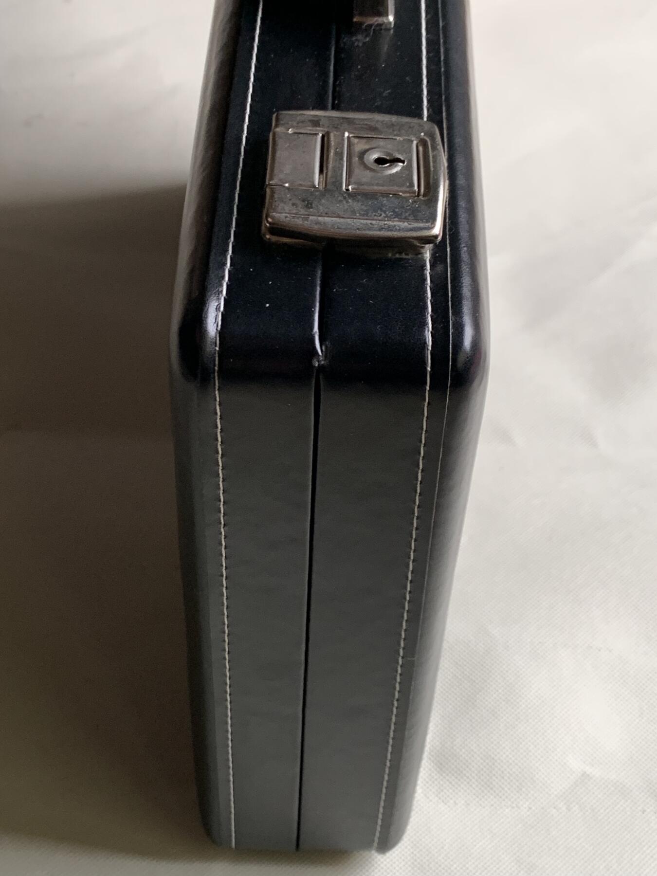 《竞宝斋》第481场 周日，周一 2场连拍 （全场包邮）20级店铺 欢迎送拍 意大利顶级钱币收纳品牌Abafil外交官系列—黑色空盒，可收纳4个标准托盘（340*225mm），皮质较软。尺寸约388*270（带提手总高）*72mm，细节见图。