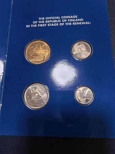 长老汇马年精选第十八场拍卖 1990芬兰4枚官方套币英文版，卡装，3500套