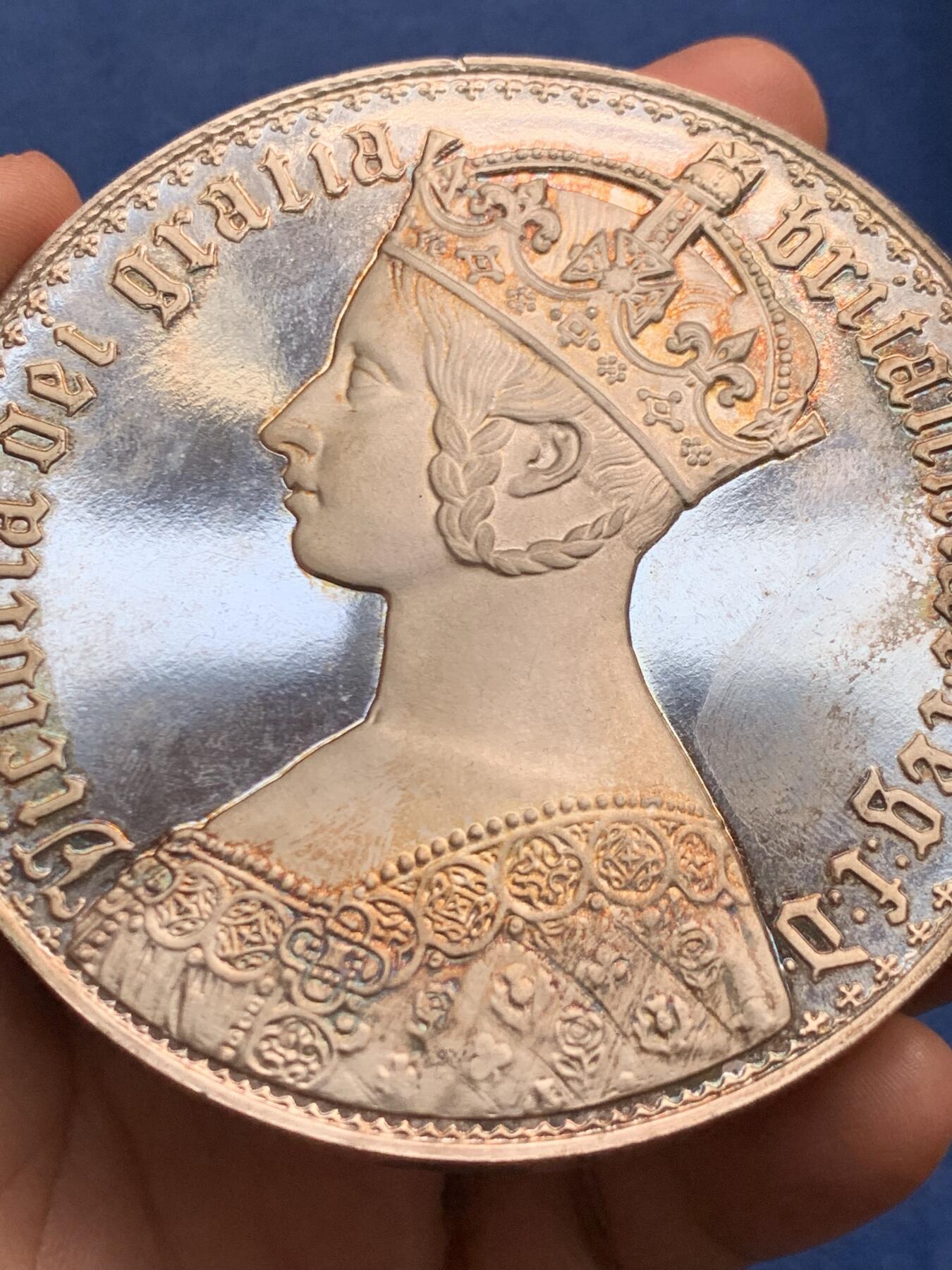 《竞宝斋》第481场 周日，周一 2场连拍 （全场包邮）20级店铺 欢迎送拍 英国哥特克朗型镀银铜质巨型章 378克 86.5mm 带盒