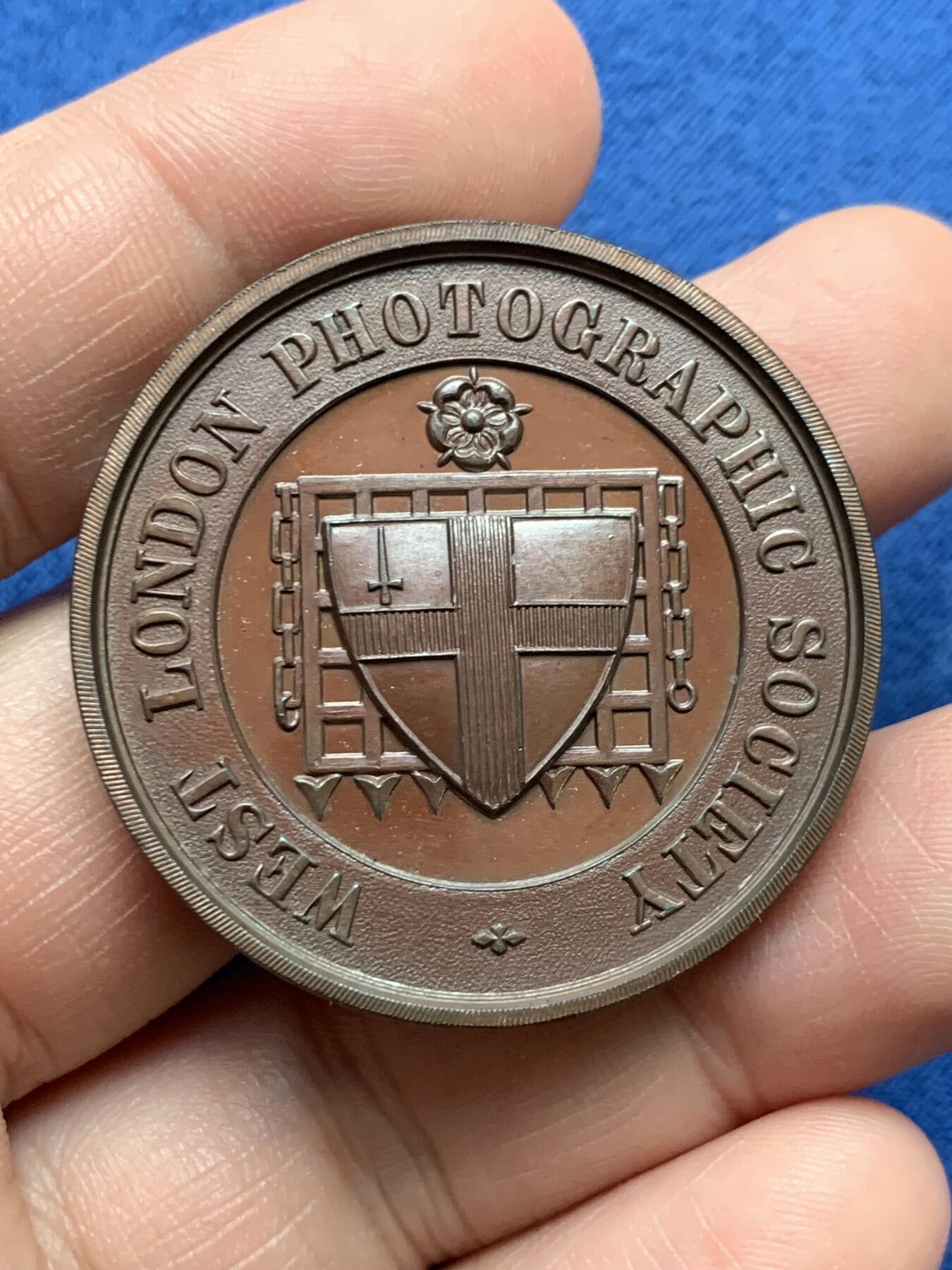 《竞宝斋》第481场 周日，周一 2场连拍 （全场包邮）20级店铺 欢迎送拍 1890伦敦摄影展纪念铜章 28.5克 39.2mm