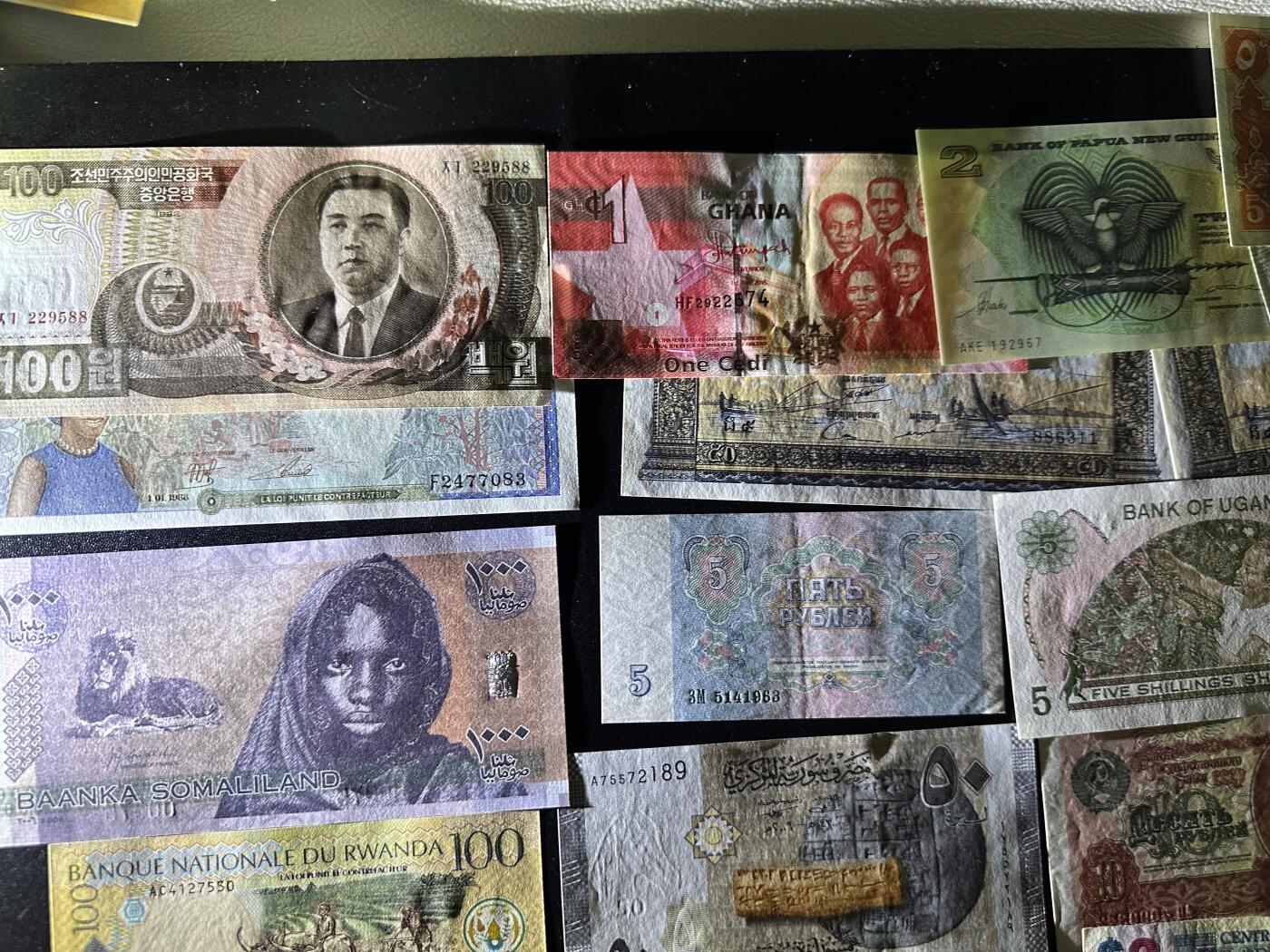 《外钞收藏家》第六百二十八期（精品百拍场）（长期征集拍品、欢迎藏友们联系合作） 几十张精美纸币一起 大部分全新 个别非全新 如图