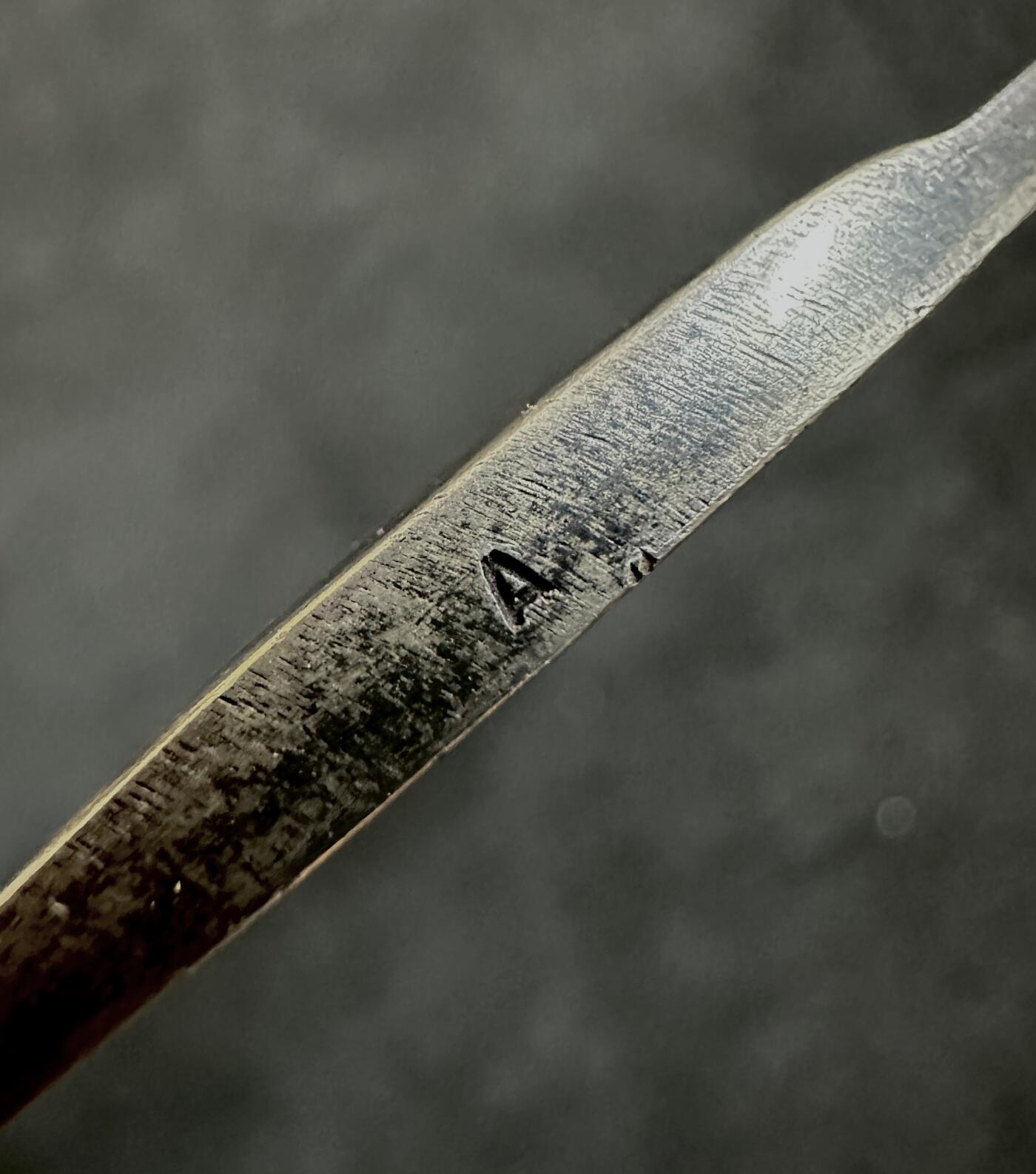 【俄甄集藏】满园春色-2026年(051)04-22星期三 晚 19:30 全场包邮 比利时1910年布鲁塞尔世博会纪念建筑师欧内斯特·阿克大银章，著名雕刻家夏尔·德夫里斯作品直径：65mm，重量：96.8克，边齿有磨损痕迹