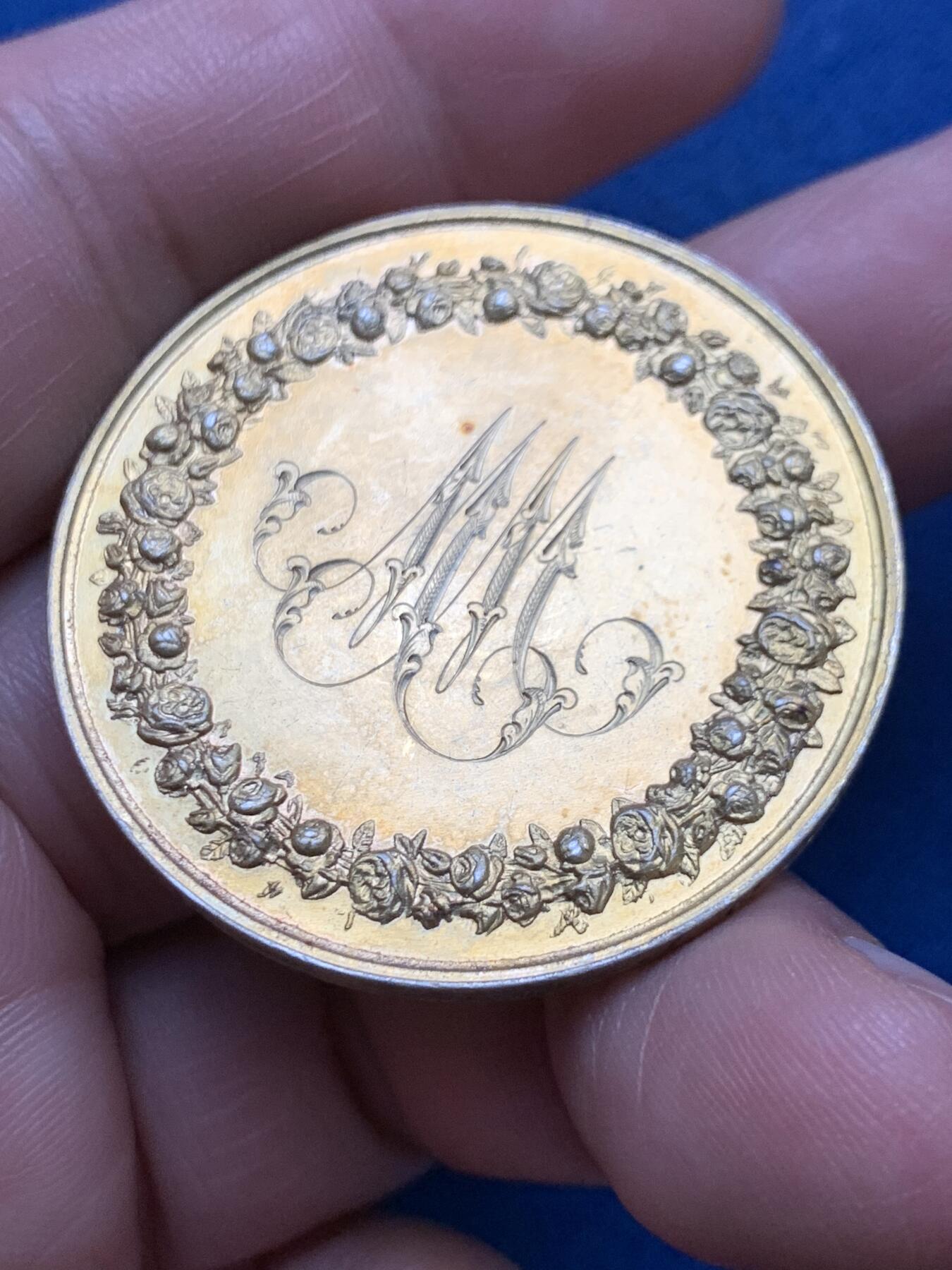 《竞宝斋》第481场 周日，周一 2场连拍 （全场包邮）20级店铺 欢迎送拍 1854年法国主题婚礼纪念镀金银章，刻画精细，保存很好。直径：38.8mm，重：24.88g，手指银标。