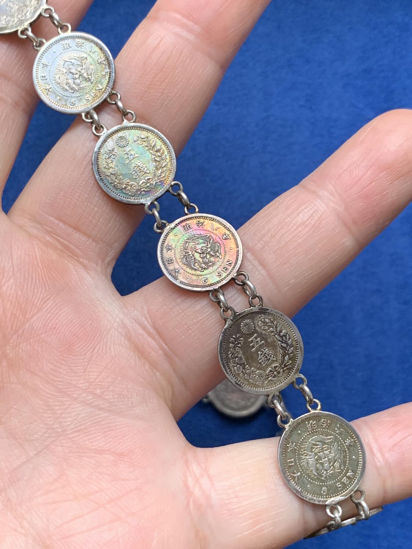 《竞宝斋》第481场 周日，周一 2场连拍 （全场包邮）20级店铺 欢迎送拍 日本明治五钱银币银链（项链）共20枚明治五钱，六年，八年，九年，十年，细节极佳，包浆五彩，极少见。接头别针正常可用，中间有断可修。32.8克。