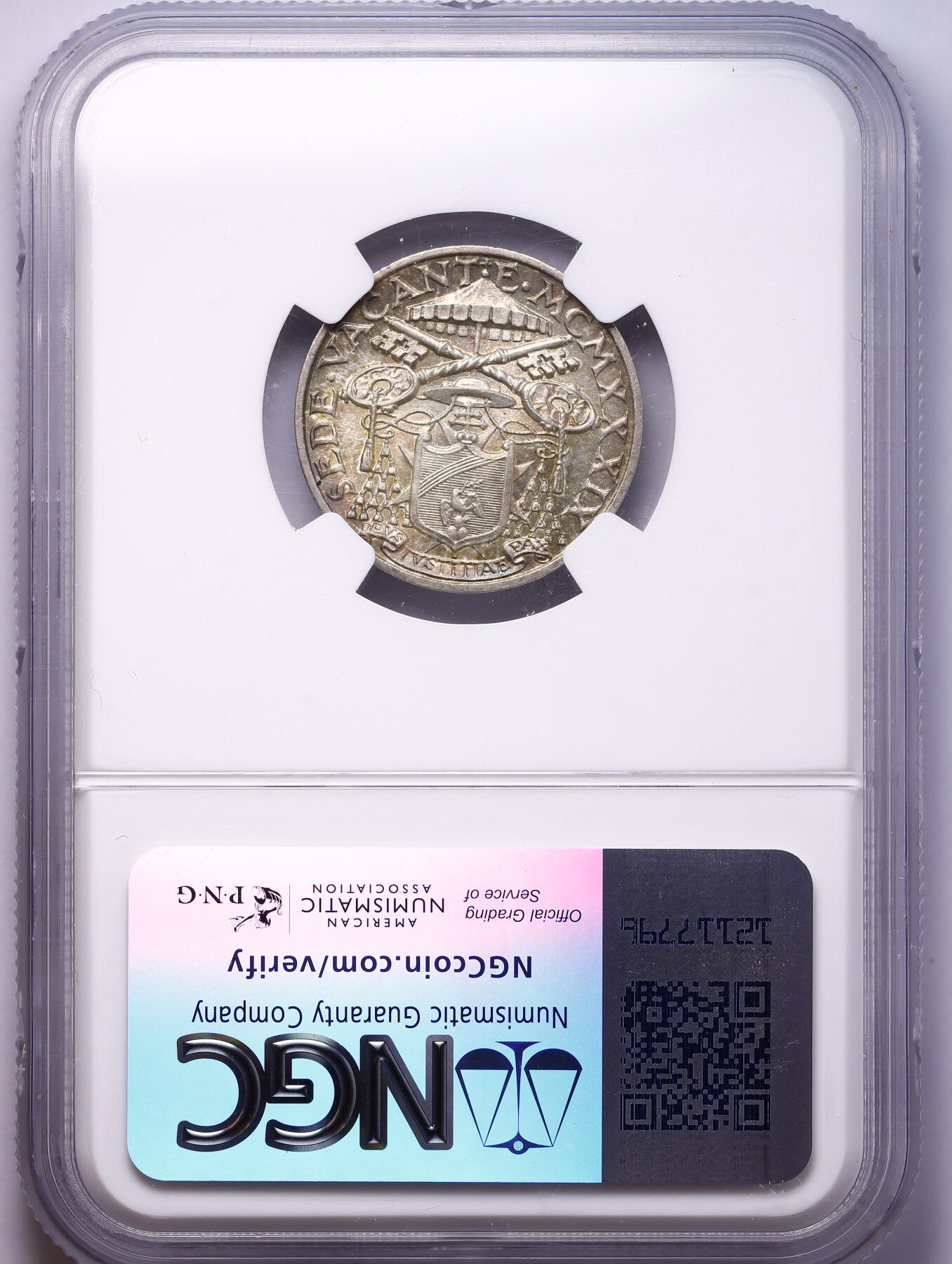 观钱 近现代机制币拍卖No.009（全场顺丰包邮，不区分偏远地区）  1939 年梵蒂冈 “教皇缺位期”（Sede Vacante）5 里拉银币 NGC MS65 主教牧徽精致，带金色包浆，1939 年 2 月教皇庇护十一世去世后，梵蒂冈进入 “教皇缺位期”，至 3 月庇护十二世当选前发行的特殊流通纪念币，仅铸造了约 4 万枚。