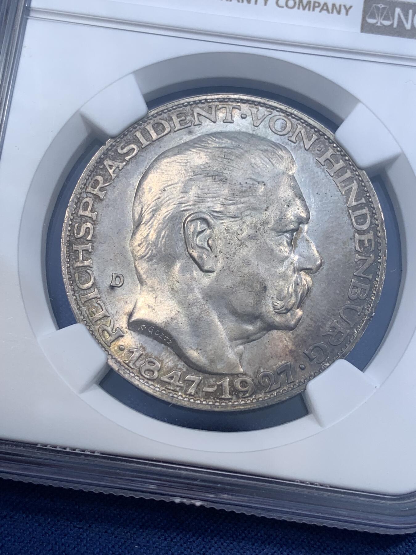 《竞宝斋》第481场 周日，周一 2场连拍 （全场包邮）20级店铺 欢迎送拍 NGC MS65 德国魏玛共和国 1927年 兴登堡总统 80大寿 5马克币型章 卡尔哥茨作品 丝绸地板 GEM