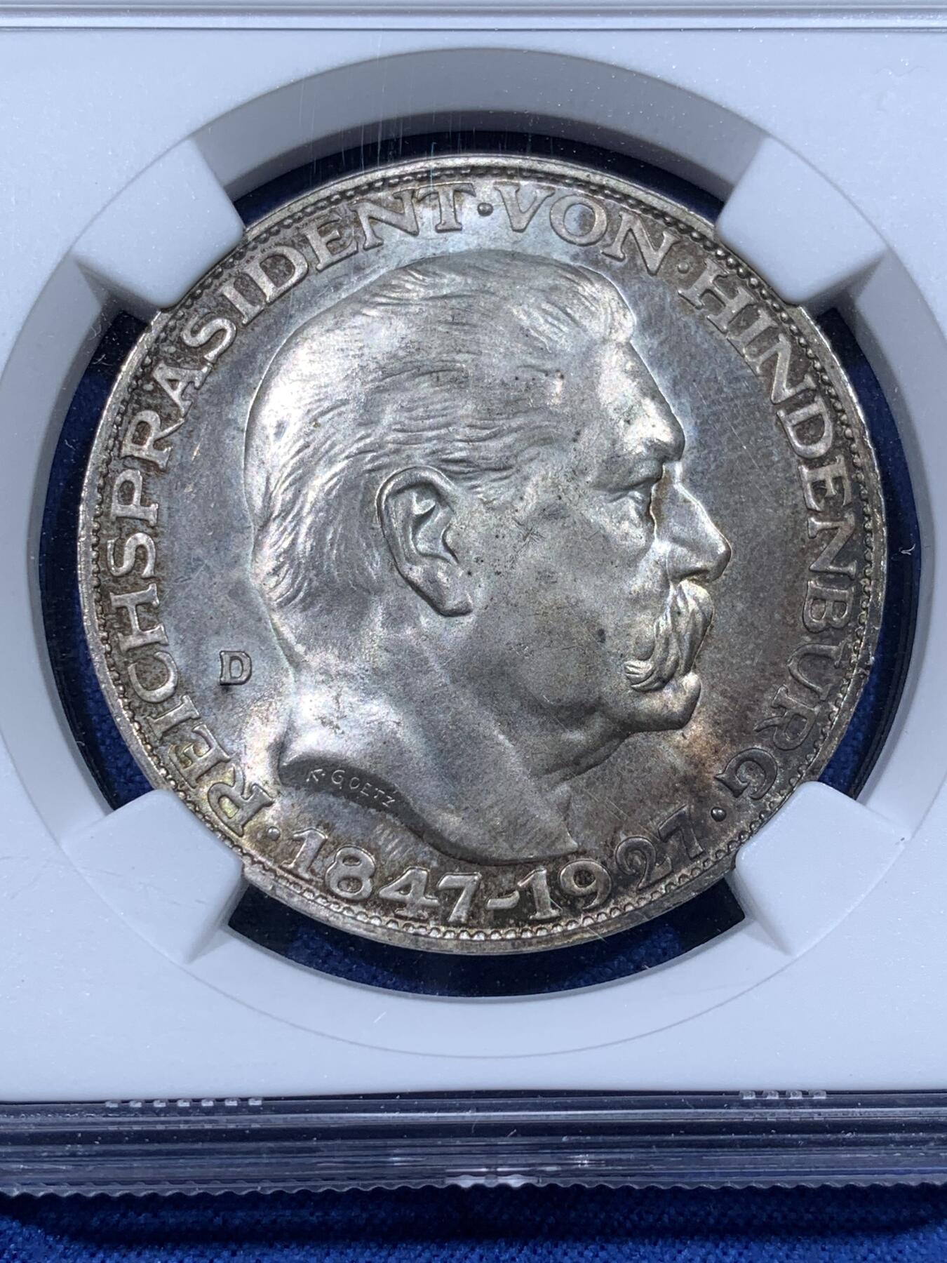 《竞宝斋》第481场 周日，周一 2场连拍 （全场包邮）20级店铺 欢迎送拍 NGC MS65 德国魏玛共和国 1927年 兴登堡总统 80大寿 5马克币型章 卡尔哥茨作品 丝绸地板 GEM