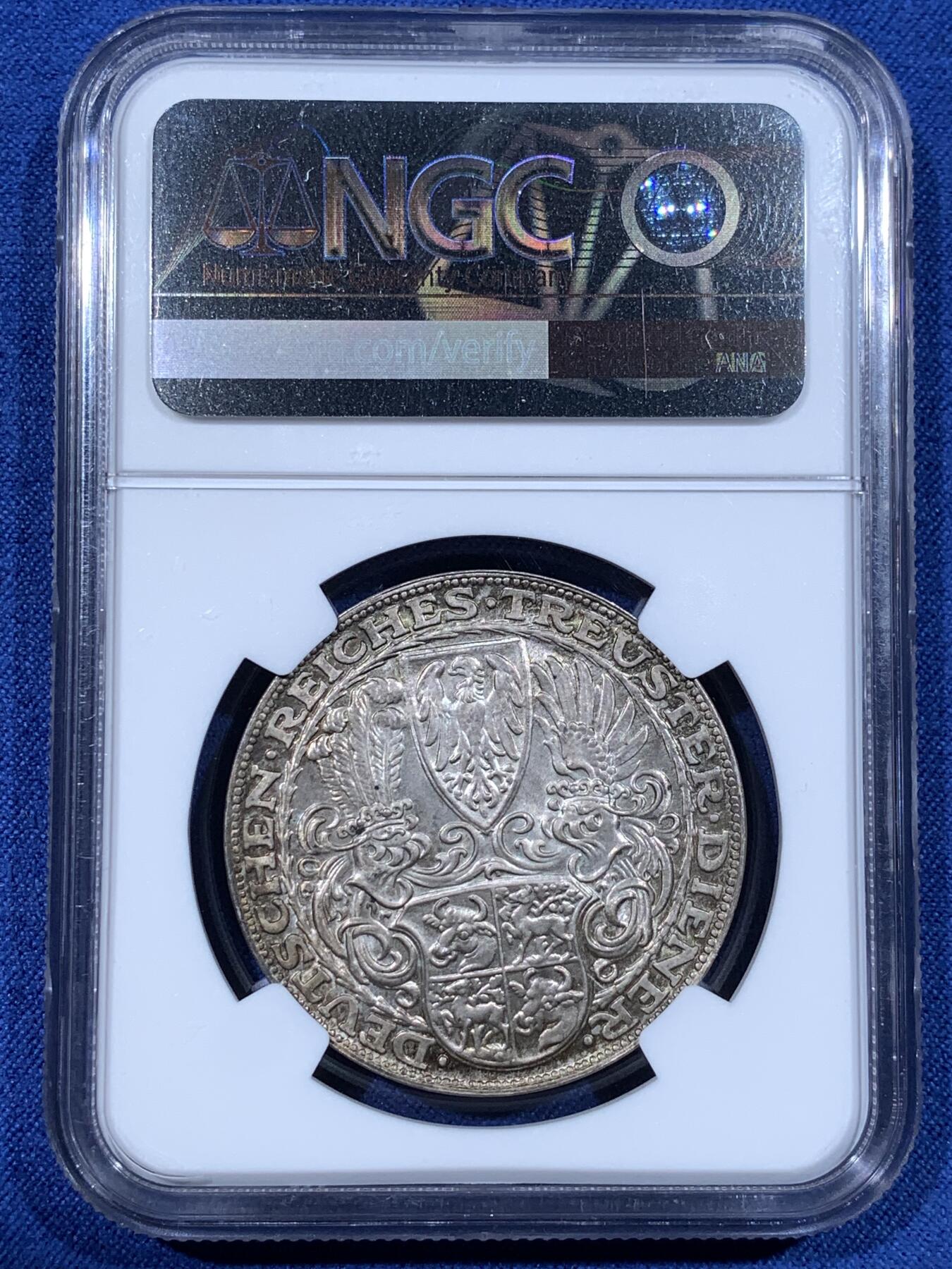 《竞宝斋》第481场 周日，周一 2场连拍 （全场包邮）20级店铺 欢迎送拍 NGC MS65 德国魏玛共和国 1927年 兴登堡总统 80大寿 5马克币型章 卡尔哥茨作品 丝绸地板 GEM