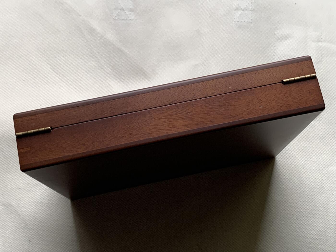 《竞宝斋》第481场 周日，周一 2场连拍 （全场包邮）20级店铺 欢迎送拍 老钱庄木质钱币收纳盒，内含两个托盘，内径约52mm，恰好可放水晶圆盒，总计可放24枚。外尺寸长约288mm，宽约240mm，厚约58mm。细节见图