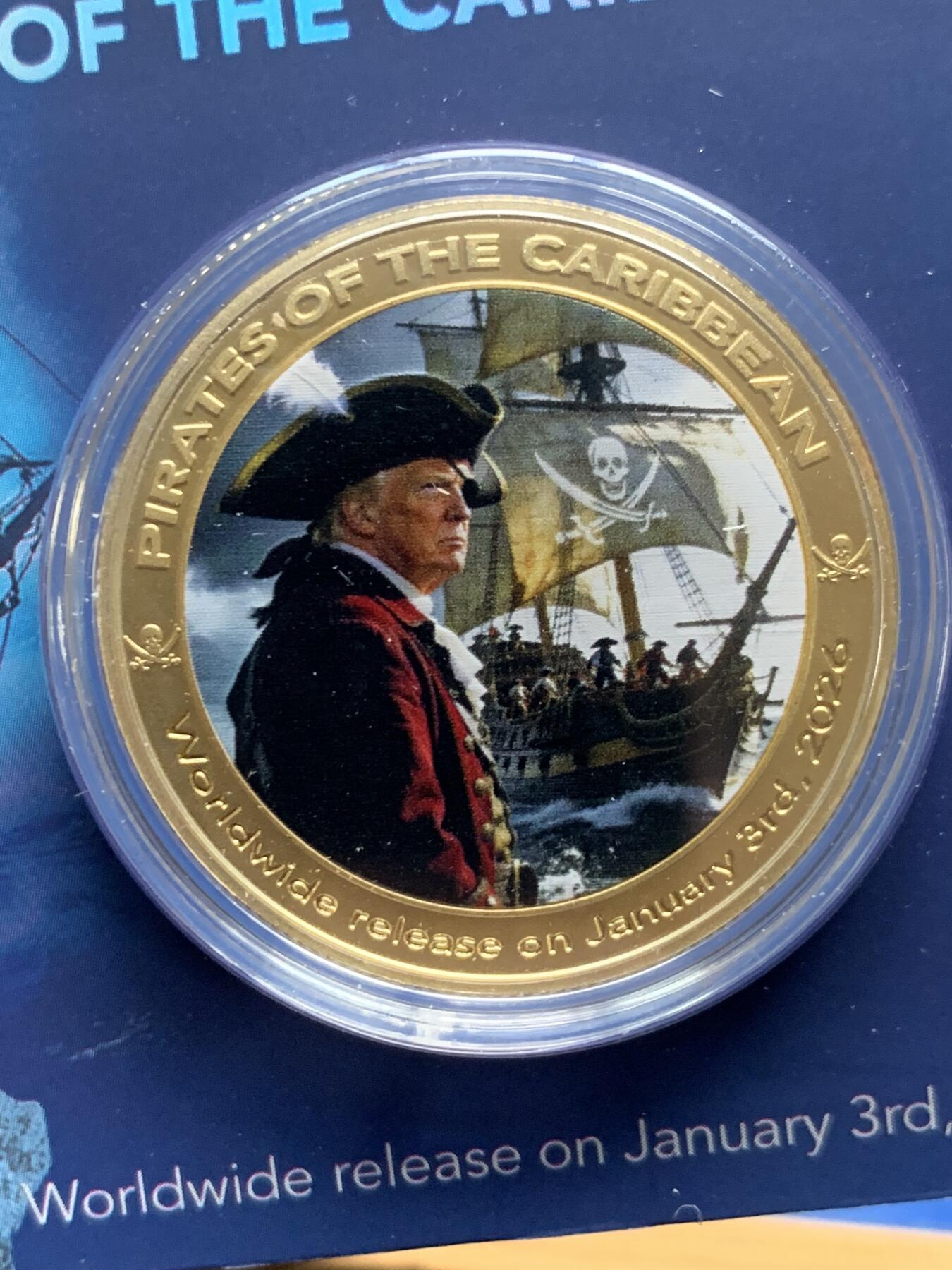 《竞宝斋》第481场 周日，周一 2场连拍 （全场包邮）20级店铺 欢迎送拍 2026年1月3日由《加勒比海盗》影迷俱乐部全球同步发行“特朗普海盗”镀金彩色合金纪念章，以戏作化的方式，对特朗普政府在拉美及加勒比地区推行的政策进行深刻批判与谴责。其发行日期，正是特朗普政府单方面对委内瑞拉实施军事行动，抓捕该国总统马杜罗的同一天，具有强烈的批判主义象征意义。纪念章将特朗普的形象与海盗船长相融合，隐喻美国政府“以强凌弱、横取豪夺”的霸权行径，是对单边主义与掠夺性外交的有力讽刺。
