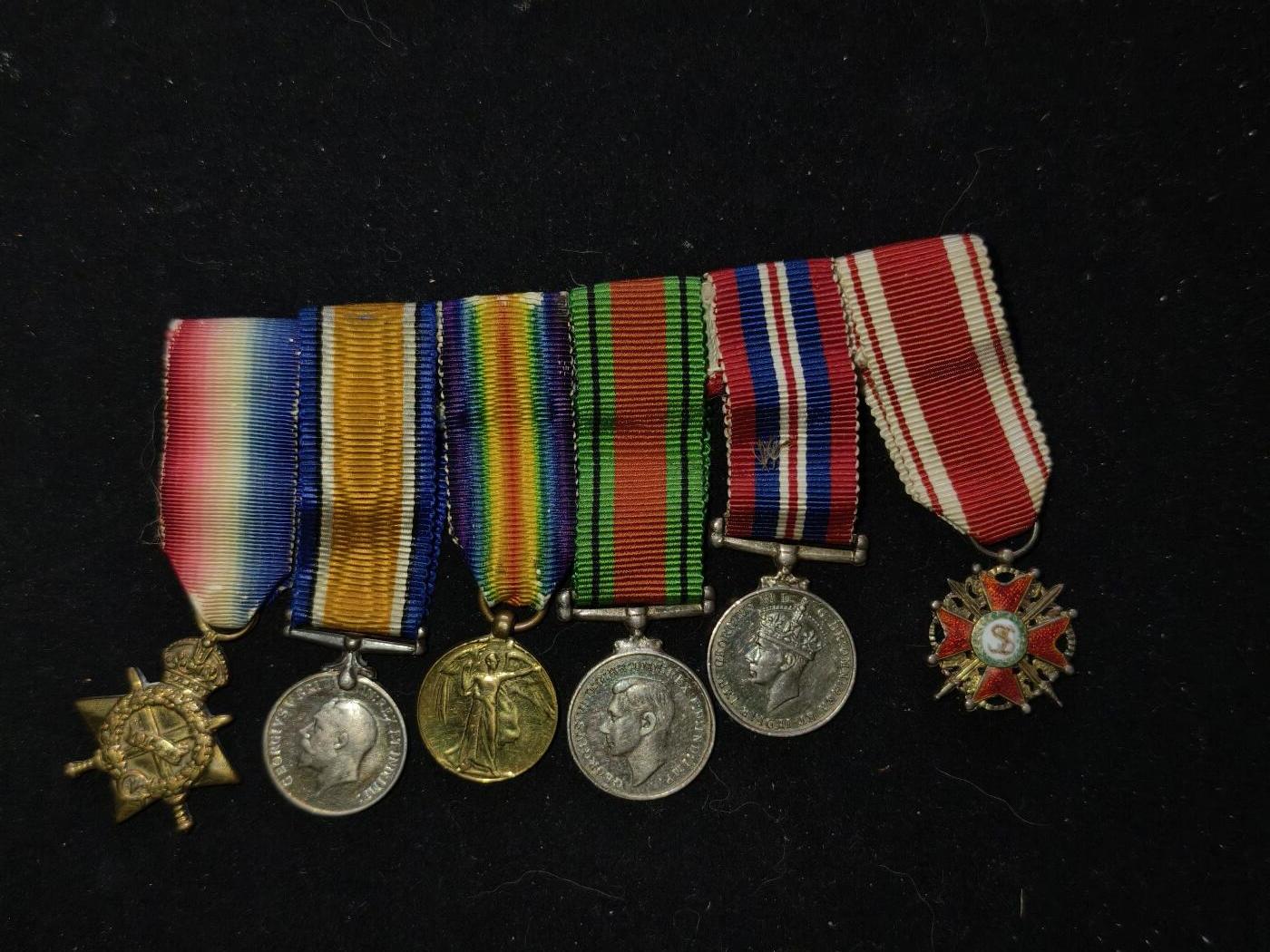 凯旋世界勋赏（第23期）（欢迎送拍）（对拍品有疑问请询问客服，不接受到手刀，出价默认拍品品相。请认真阅读拍卖规则！出价默认已认可！）（收到货请录制开箱视频，无视频概不处理问题。） 英国/沙俄 一战 军事版圣安娜勋章 mini联排 除明显两枚铜制以外其余四枚均银质 分别是 一战基础三联章，二战基础二联章，以及 沙俄带双剑军事版三级圣安娜勋章 授予 皇家炮兵上校 F·A·沃利，曾在俄罗斯北部装甲列车服役过  和其他两个mini联排的得主为家人关系