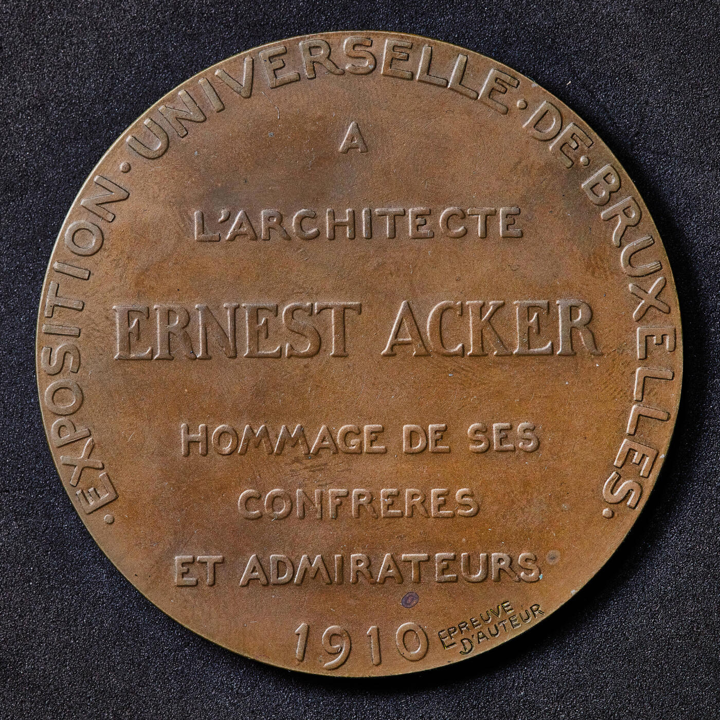 【俄甄集藏】满园春色-2026年(051)04-22星期三 晚 19:30 全场包邮 比利时1910年布鲁塞尔世博会纪念建筑师欧内斯特·阿克大铜章，巧克力包浆，著名雕刻家夏尔·德夫里斯作品，直径：65mm，重量：101.3克